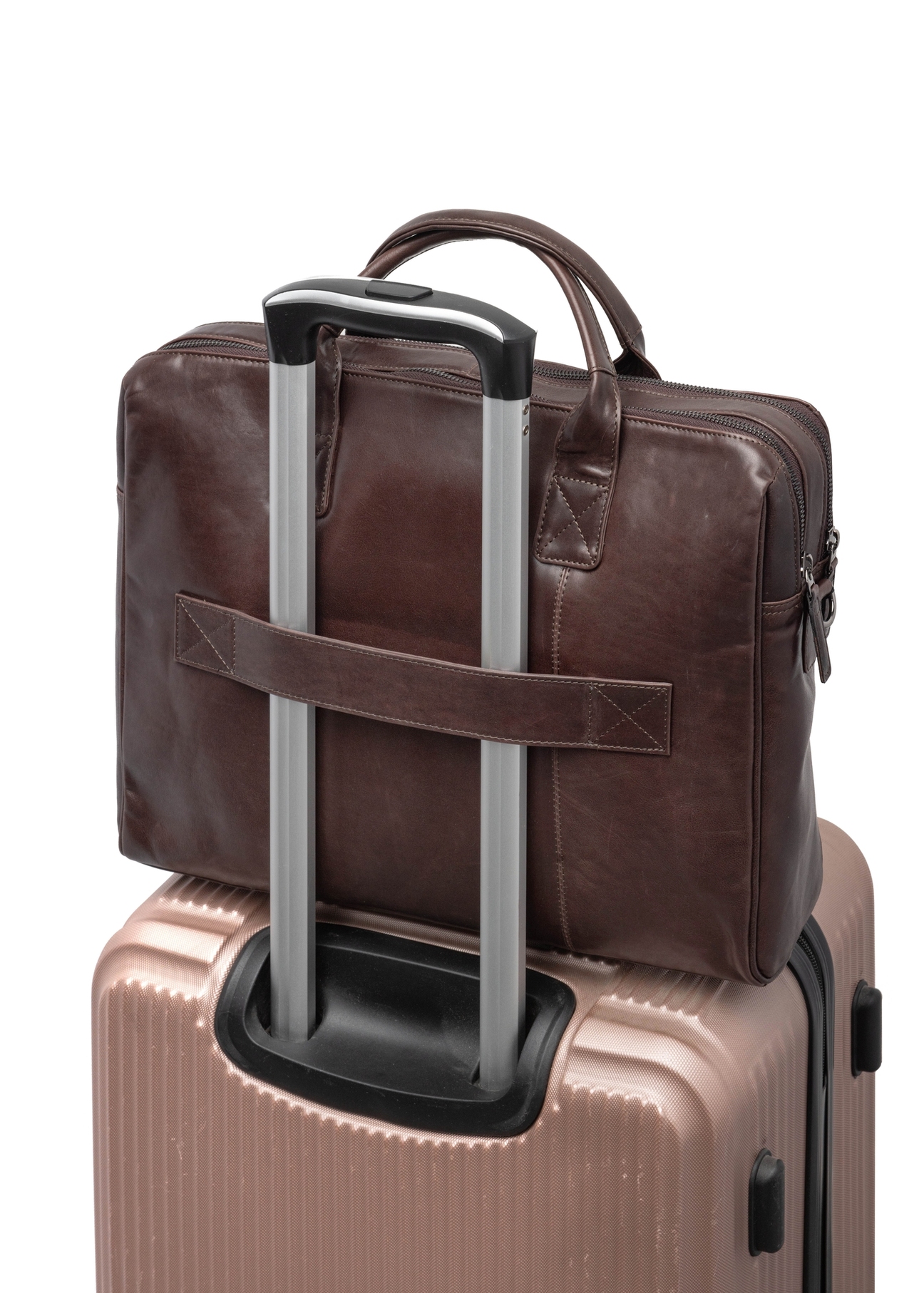 Hnedá kožená pánska taška TORMS-0460-89(Z25), pohľad na produkt zozadu na kufri na bielom pozadí.