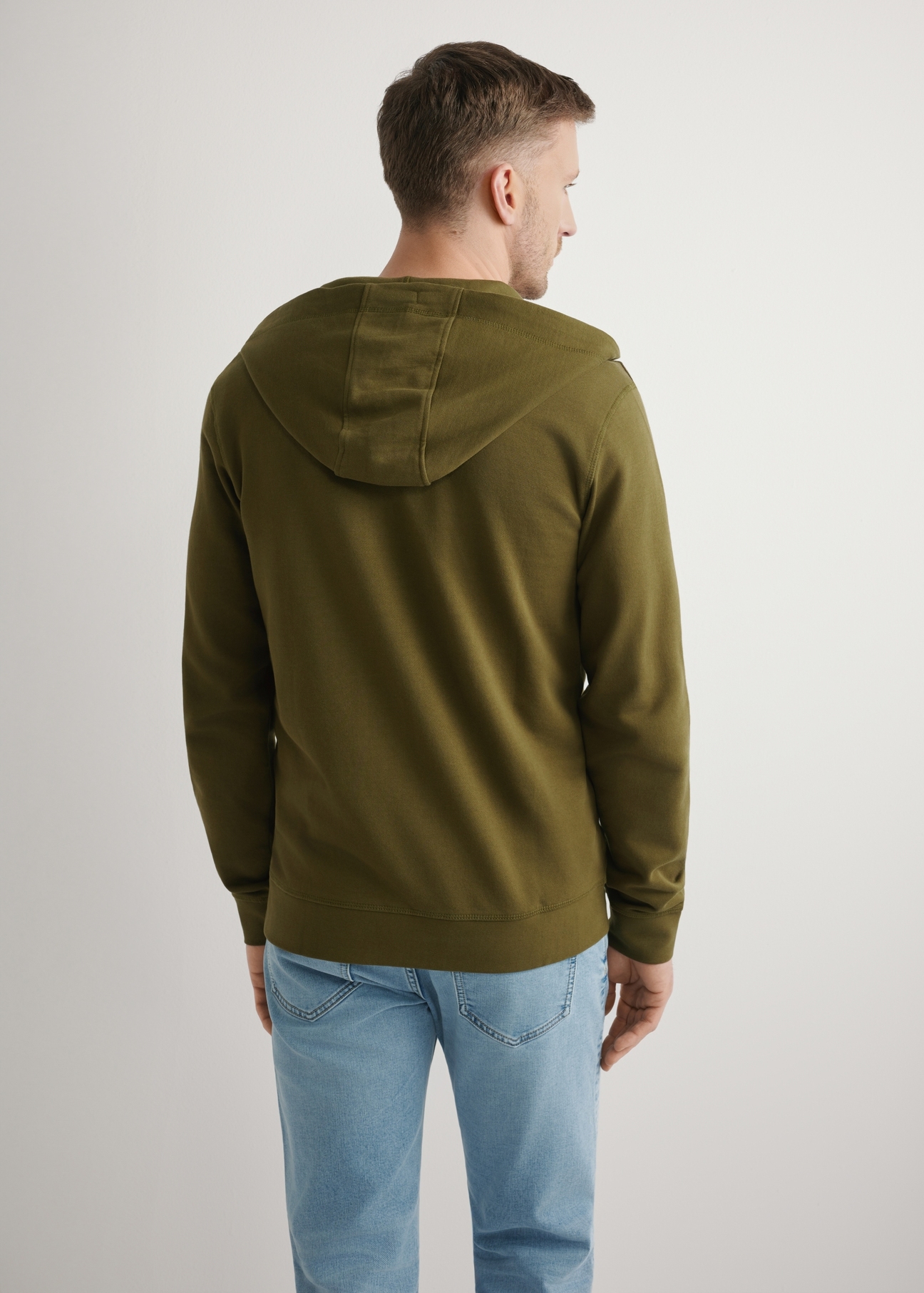 Pánska khaki mikina na zips BLZMT-0078-8D(W26), pohľad zozadu na produkt na modelke. Viditeľná polovica siluety.