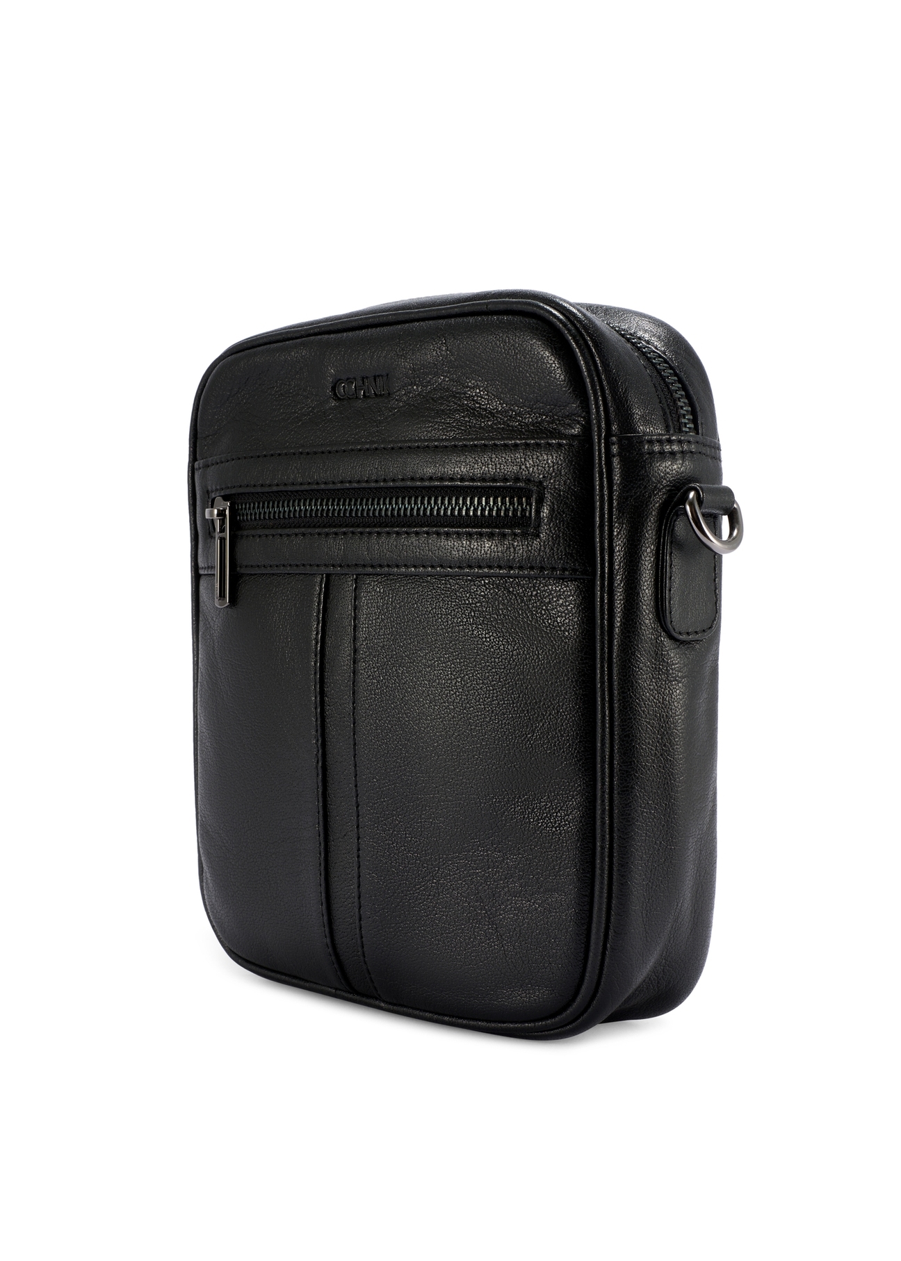 Čierna kožená pánska taška TORMS-0491-99(W26), diagonálny pohľad na produkt na bielom pozadí.