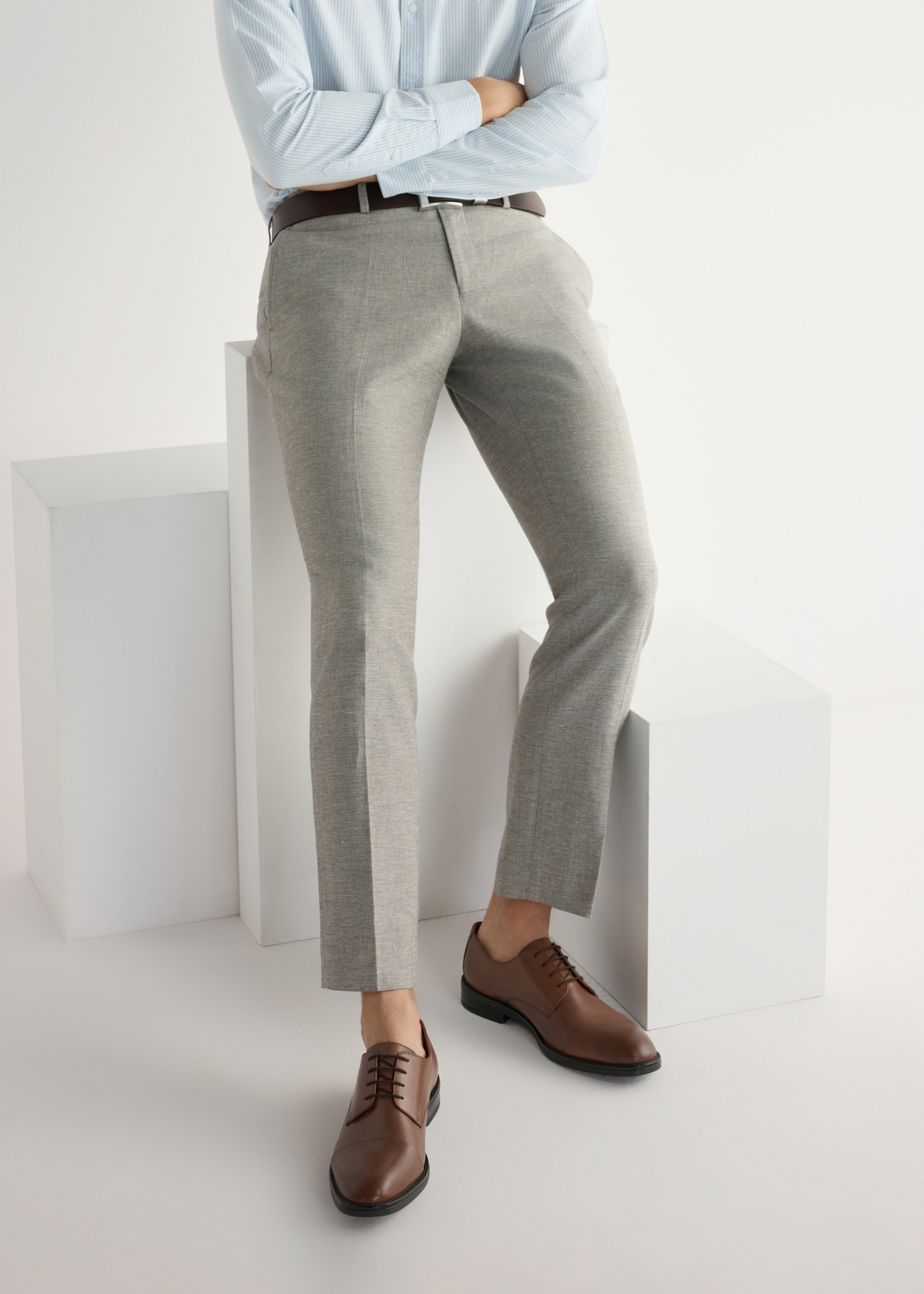 Pánske kožené polotopánky v koňakovej farbe BUTYM-0500-1F(W26), pohľad spredu na produkt na nohách modelky.