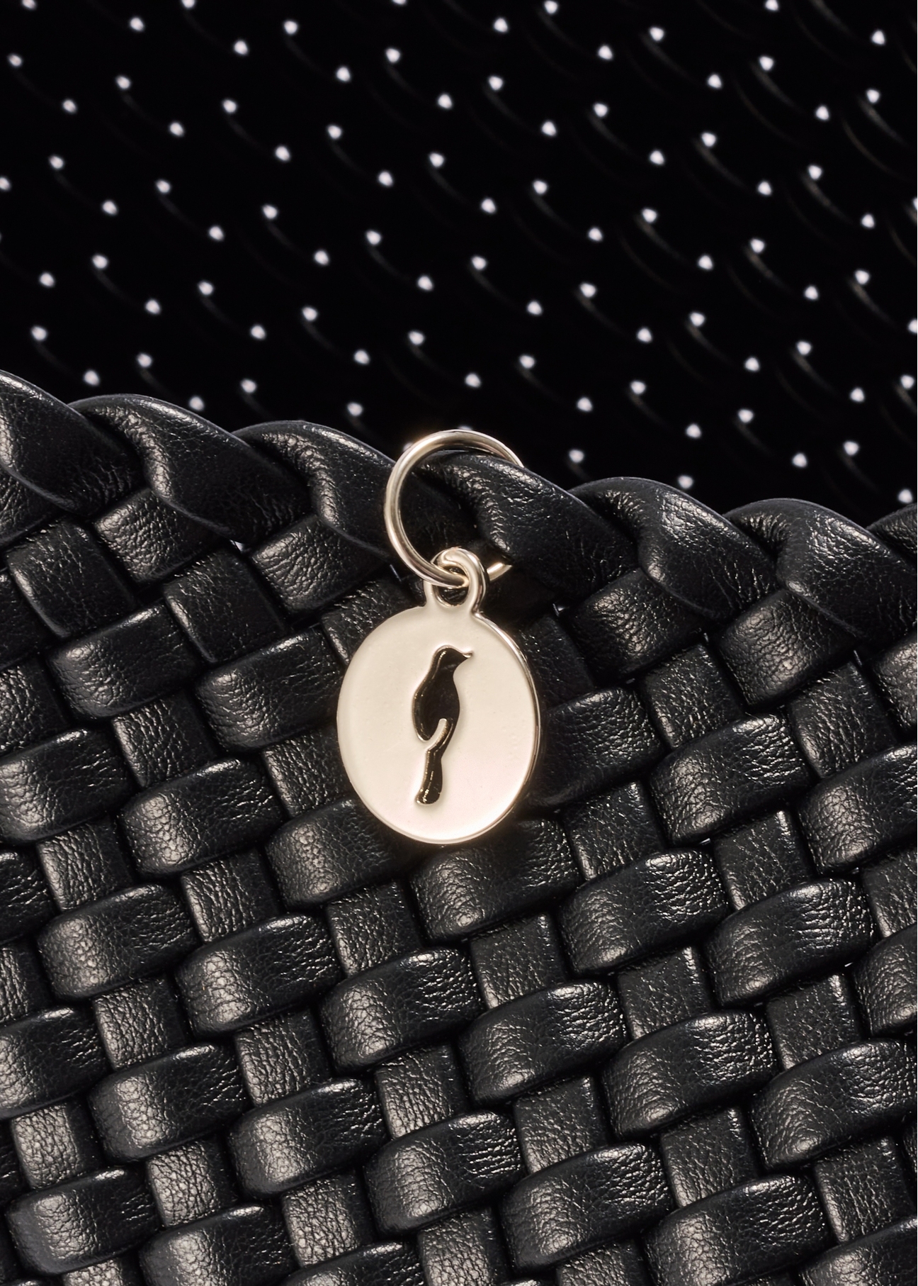 Čierna tkaná dámska kabelka TOREC-1147-99(W26) - detailný záber, na bielom pozadí.