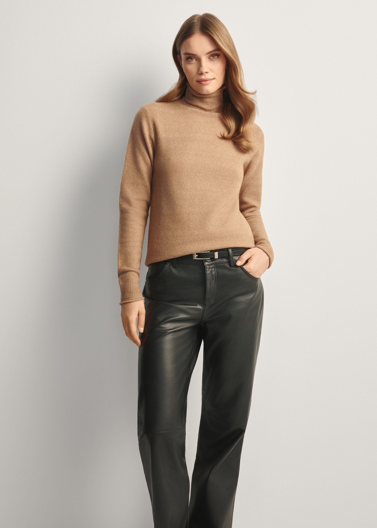 Dámsky sveter zo zmesi ťavej vlny SWEDT-0241-24(Z25), pohľad spredu na výrobok na modelke. Viditeľná polovica siluety.