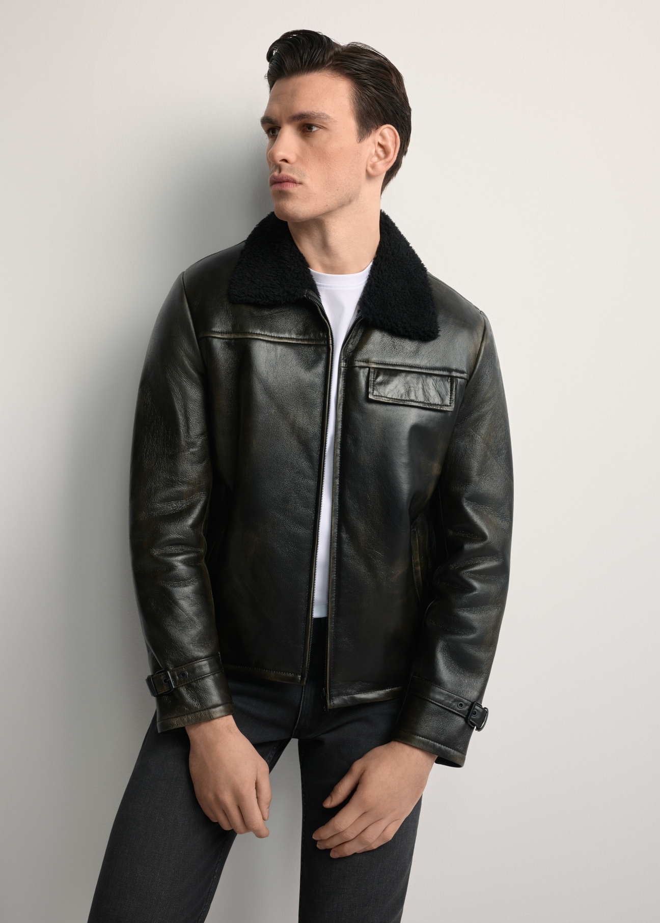Pánsky kožený kabát z ovčej kože KOZMS-0023-3188(Z25), pohľad spredu na výrobok na modeli. Viditeľná polovica siluety.