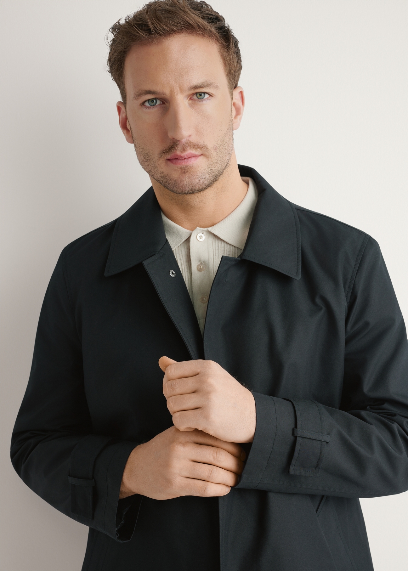 Čierna pánska bunda so zateplením KURMT-0408-99(W26), detailný záber produktu na siluete modelu.