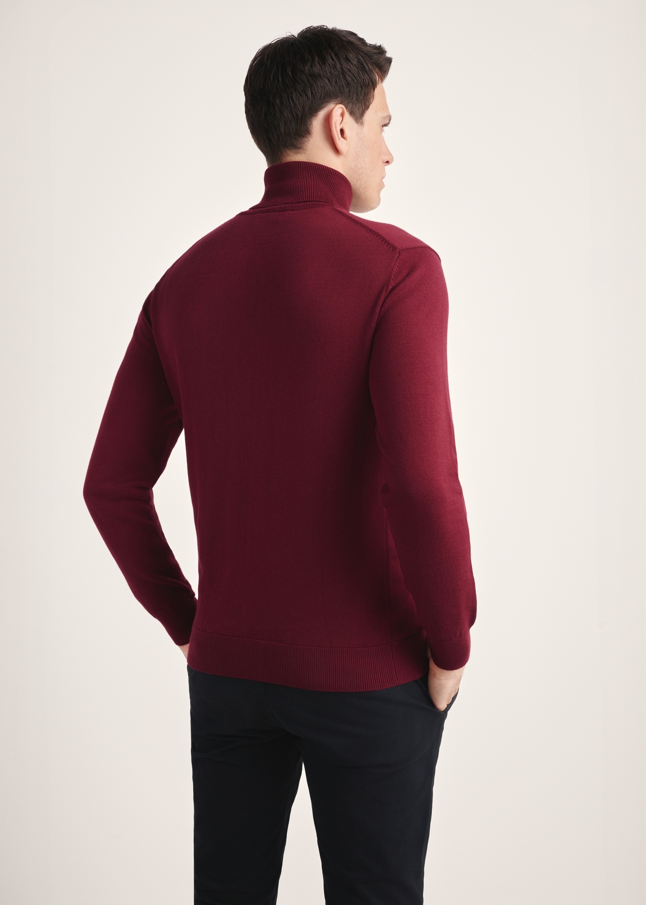 Pánsky rolák v bordovej farbe SWEMT-0095B-49(Z25), pohľad na produkt zozadu na modeli. Viditeľná polovica siluety.