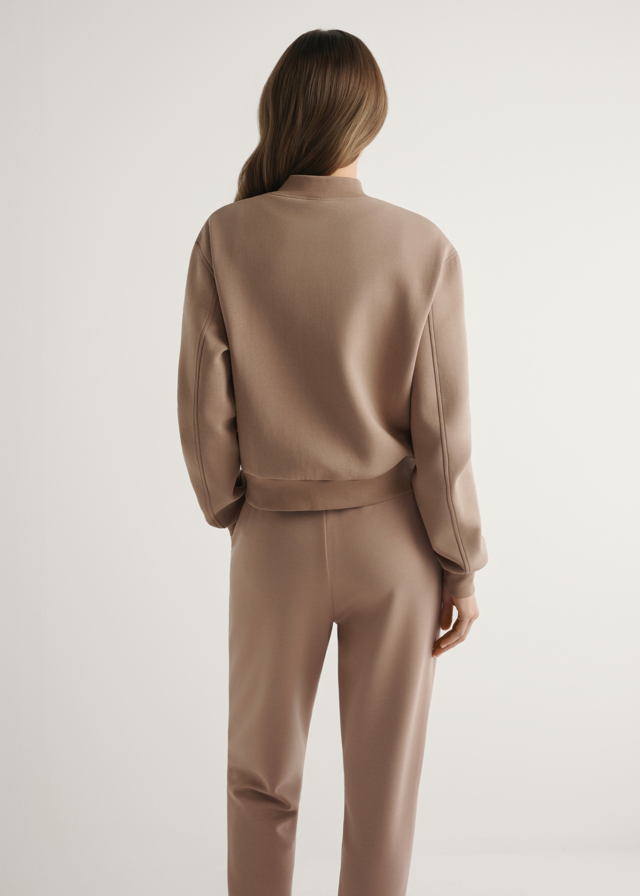 Dámska mikina v ťavej farbe BLZDT-0121-1D(W26), pohľad na produkt zozadu na modelke. Viditeľná polovica siluety.