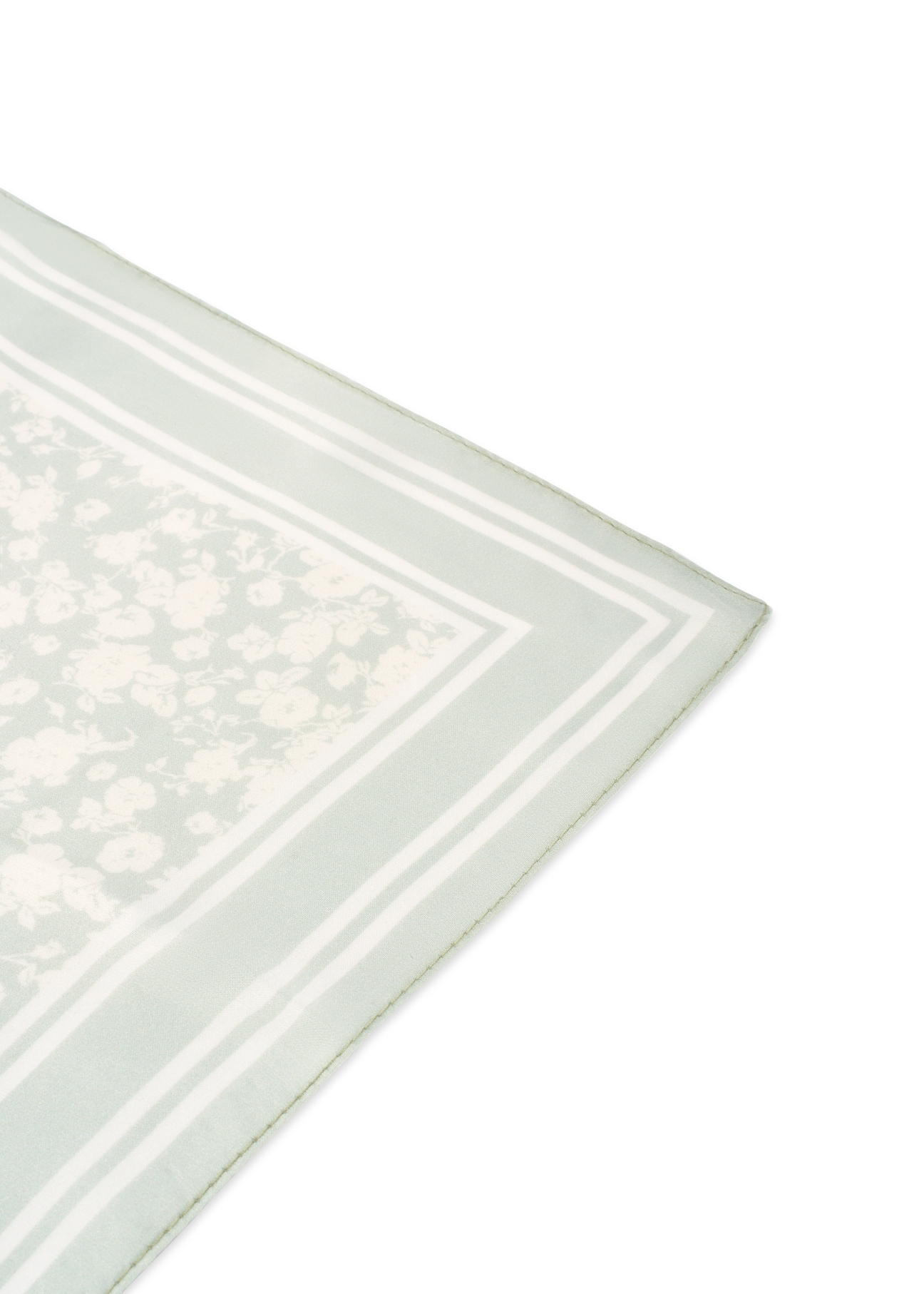 Zelená dámska kvetinová šatka SZADT-0190-8P(W26), detailný záber na bielom pozadí.