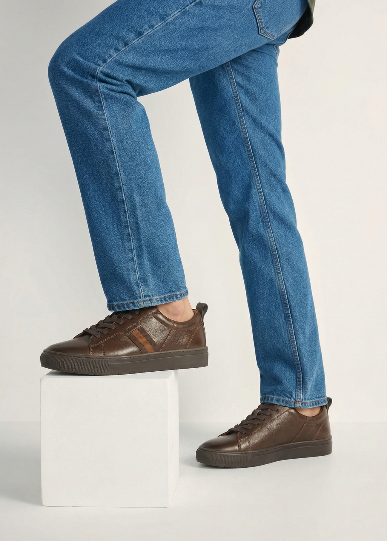 Tmavohnedé pánske kožené topánky BUTYM-0430A-1I(W26), bočný pohľad na produkt na nohách modelu.