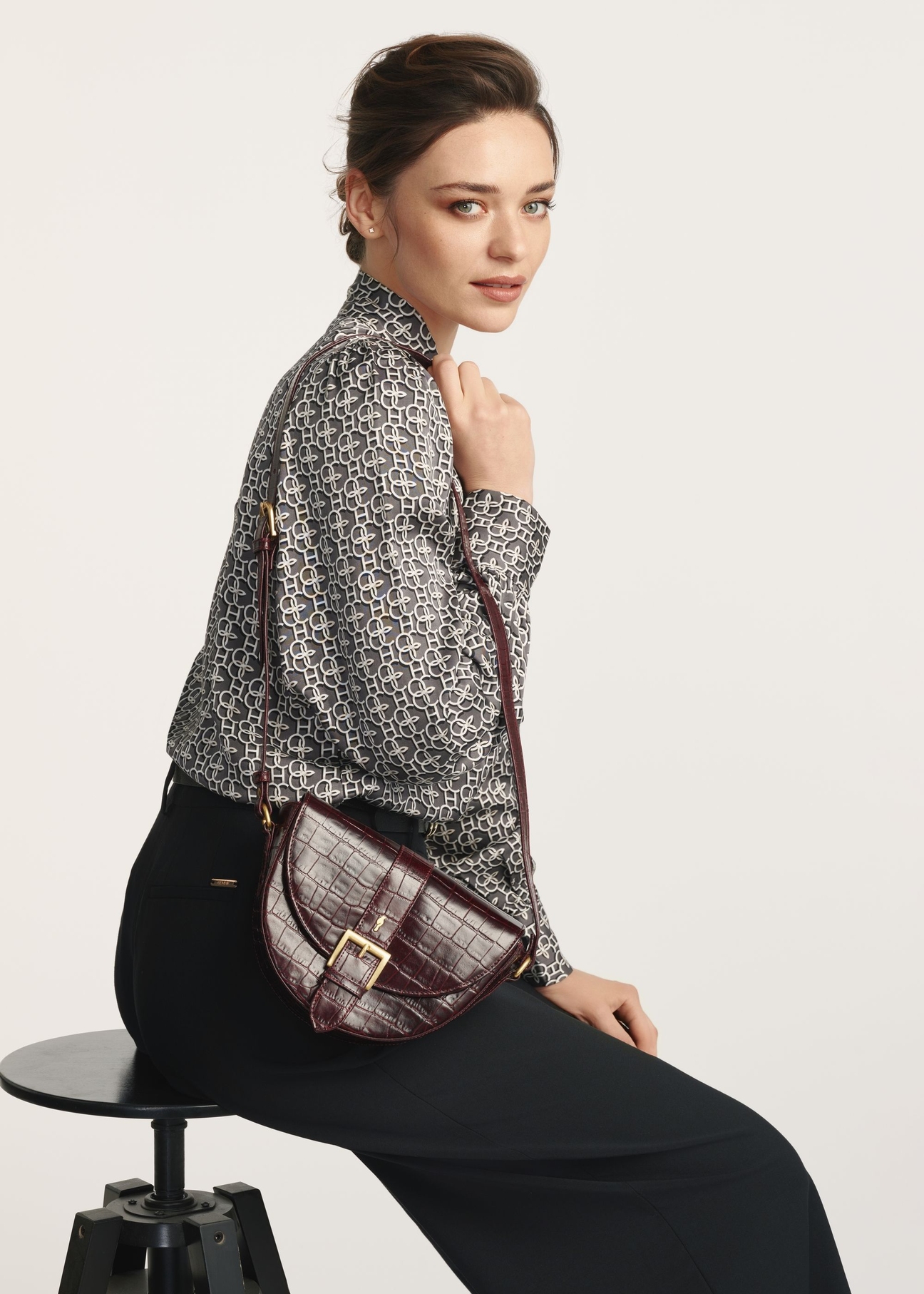 Hnedá kožená kabelka v krokodílom štýle TORES-0707F-1H(W26), pohľad na produkt na ramene modelky. Viditeľná polovičná silueta.