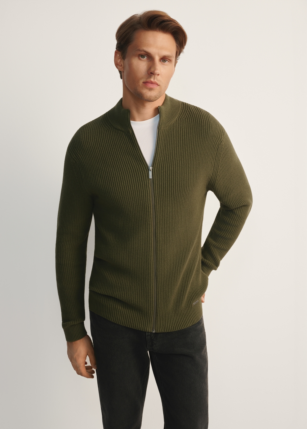Pánsky khaki sveter na zips SWEMT-0176-55(Z25), pohľad spredu na modelku. Viditeľná polovičná silueta.