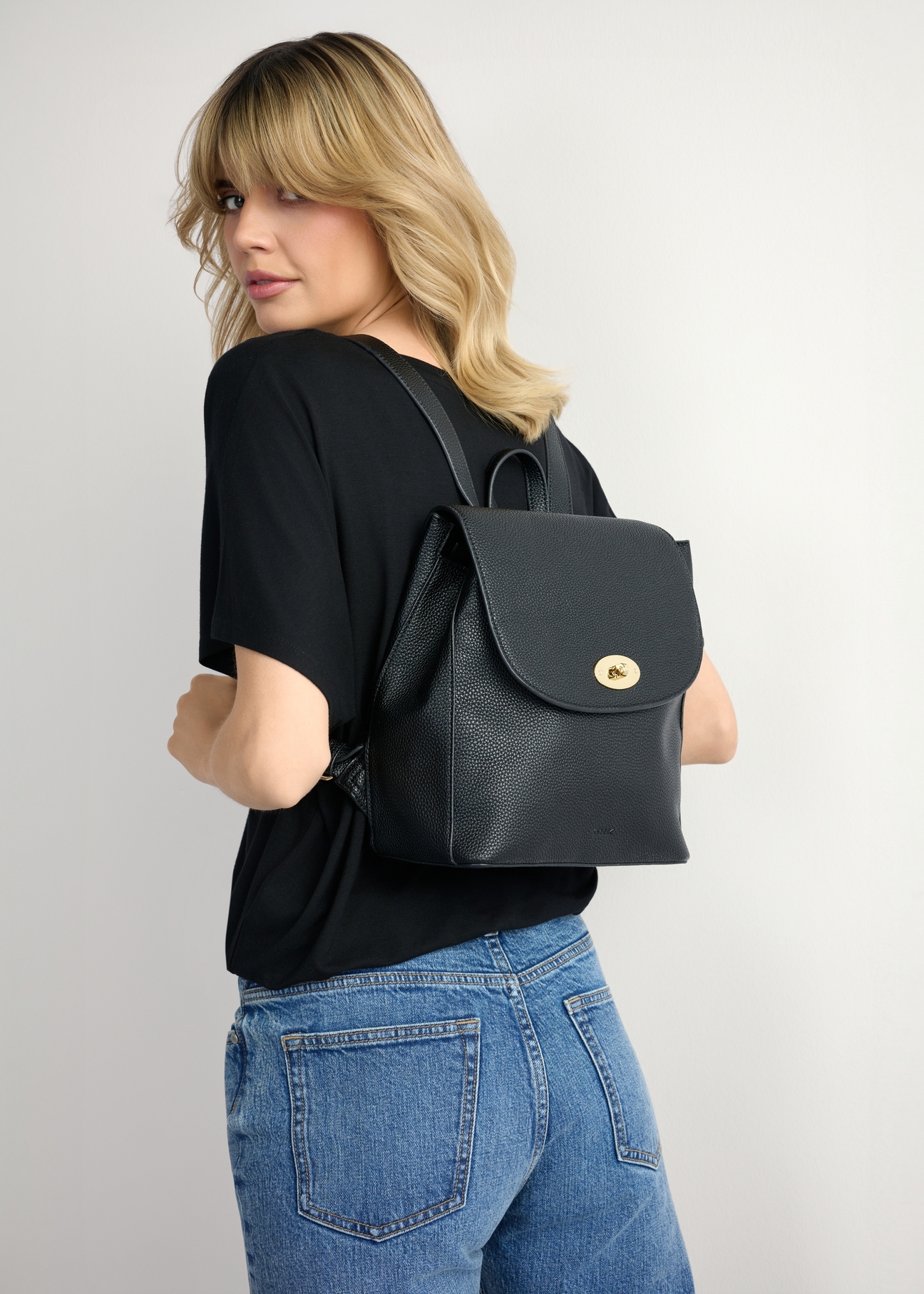 Čierny dámsky batoh TOREC-1138-9I(W26), pohľad spredu na produkt na siluete modelky.