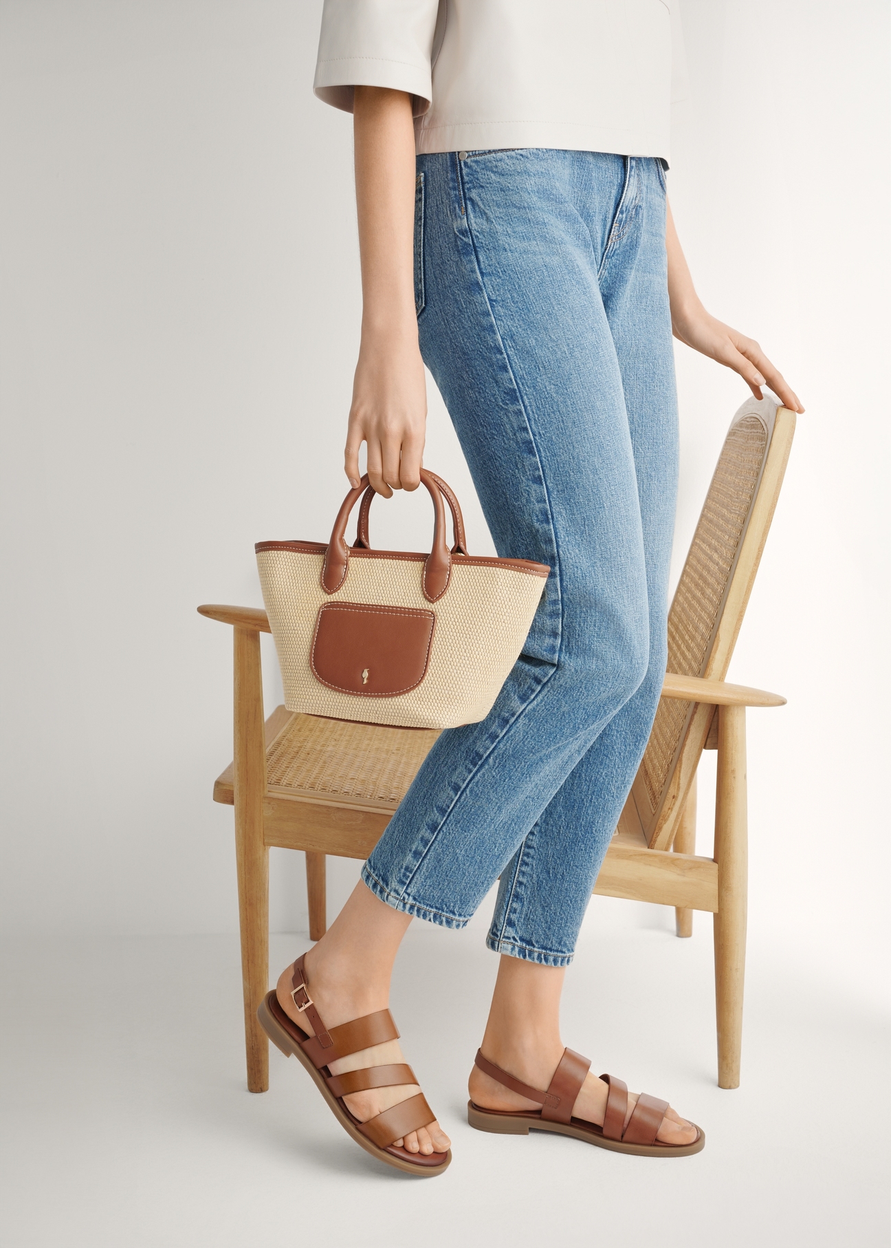 Dámske kožené sandále v koňakovej farbe BUTYD-1152-1F(W26), bočný pohľad na produkt na nohách modelky.