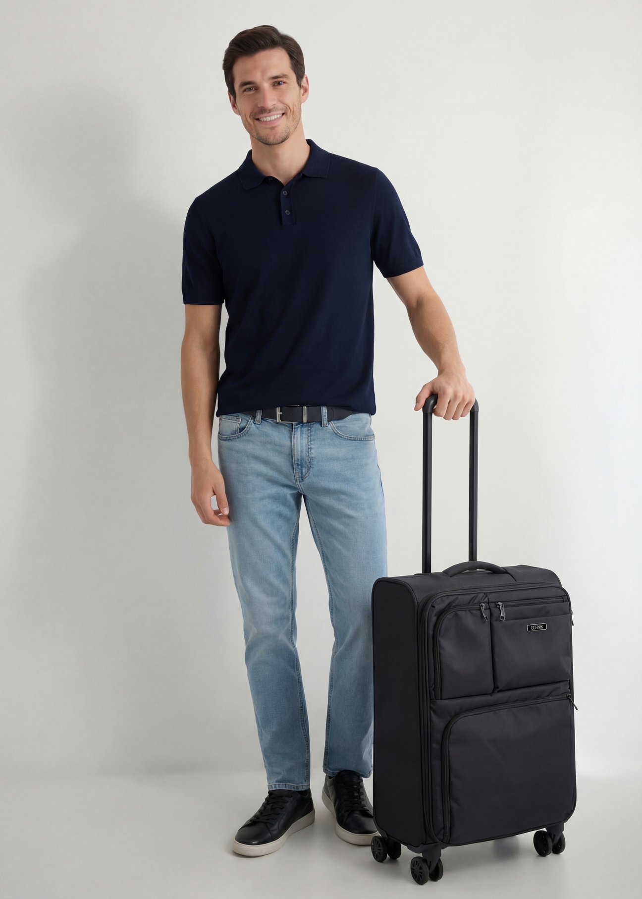 Stredný kufor na kolieskach WALNY-0048-99-24(W26), diagonálny pohľad na produkt vedľa siluety modelky.