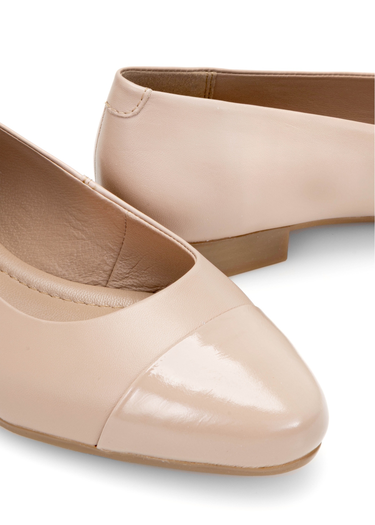 Dámske béžové kožené balerínky BUTYD-1245-1B(W26), detail produktu na bielom pozadí.