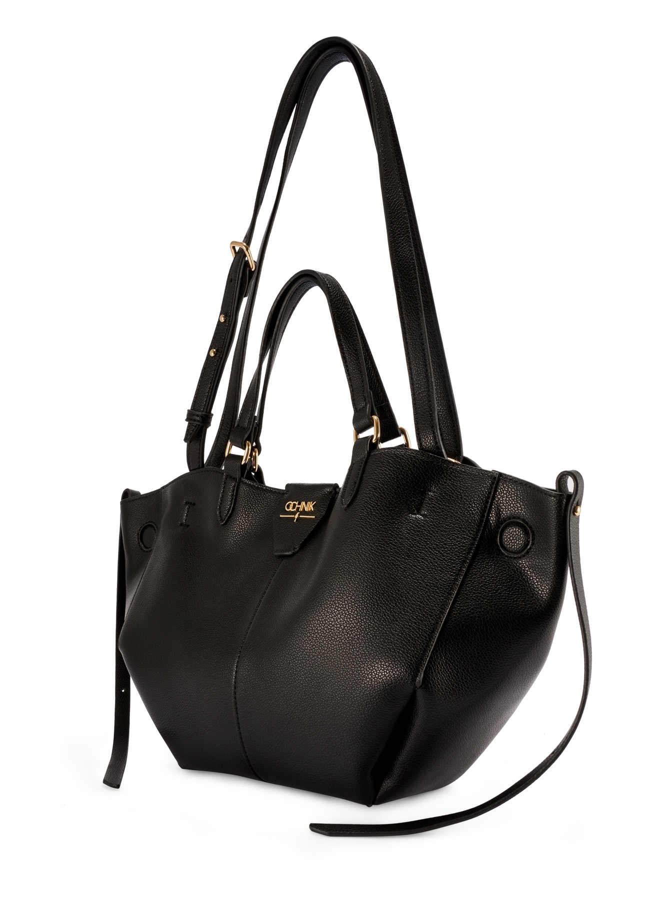 Čierna dámska kabelka cez rameno TOREC-1231-99(W26), diagonálny pohľad na produkt na bielom pozadí.