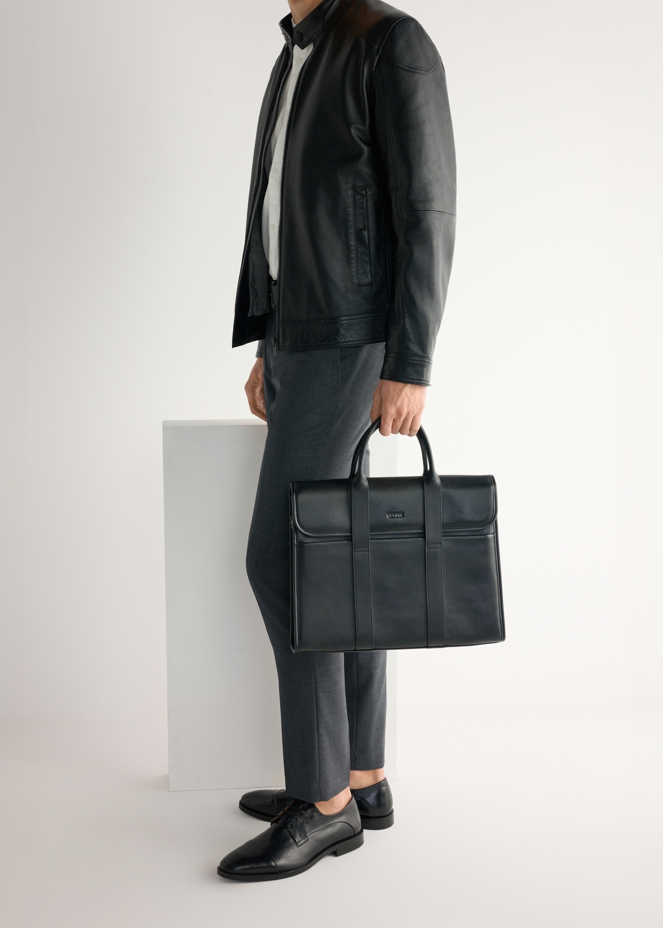 Pánske čierne kožené topánky BUTYM-0483-99(W26), bočný pohľad na produkt na nohách modelu.