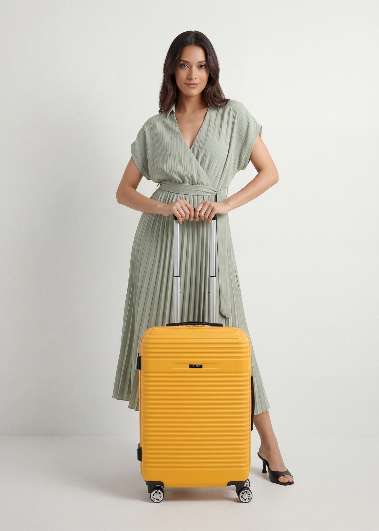 Stredný kufor na kolieskach WALAB-0040-2B-24(W26), pohľad na produkt spredu s modelom, viditeľná celá silueta.