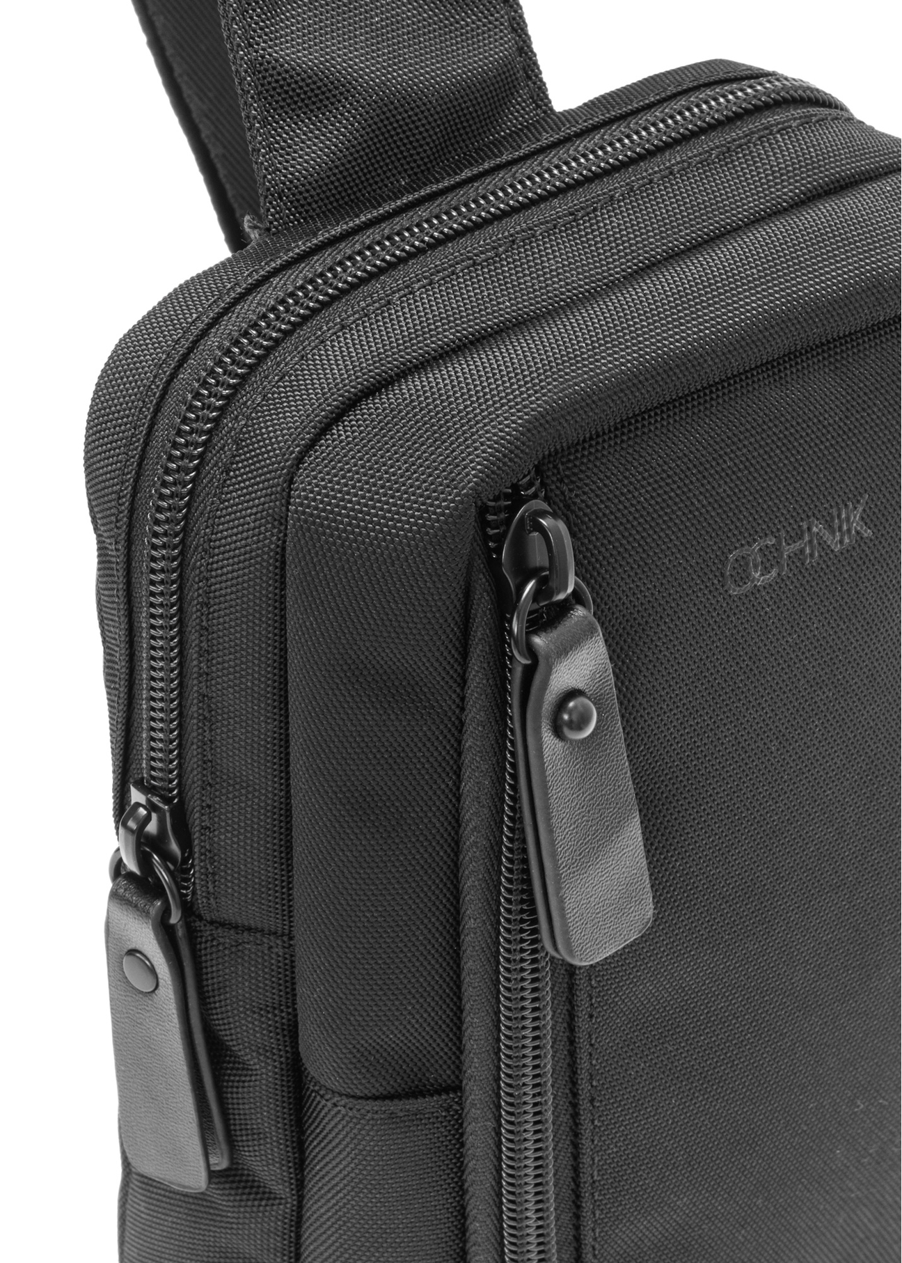 Čierna malá pánska taška TORMN-0390-99(W26), detail produktu na bielom pozadí.