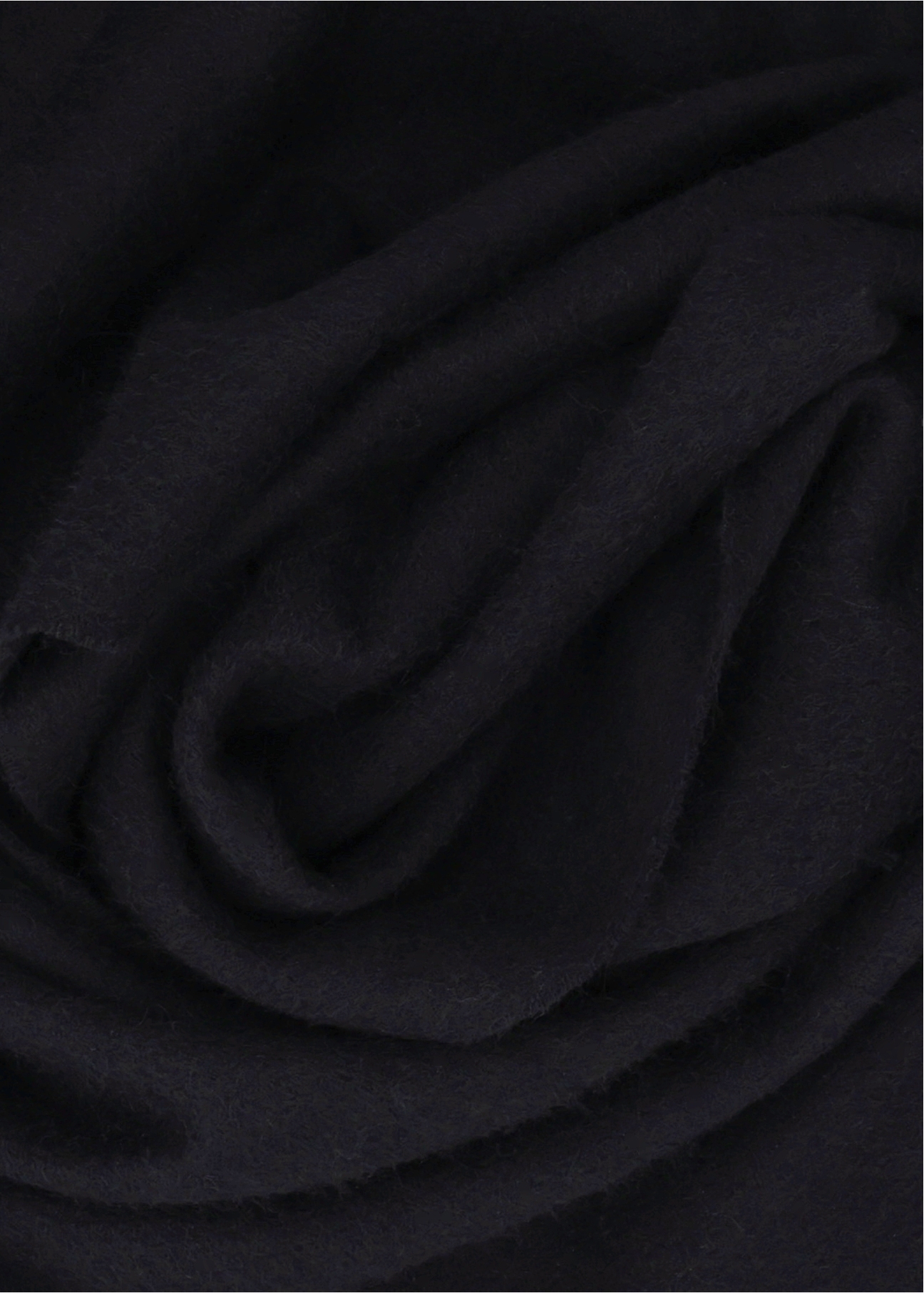 Pánska vlnená šatka čiernej farby SZAMT-0034-99(Z25) detail produktu.