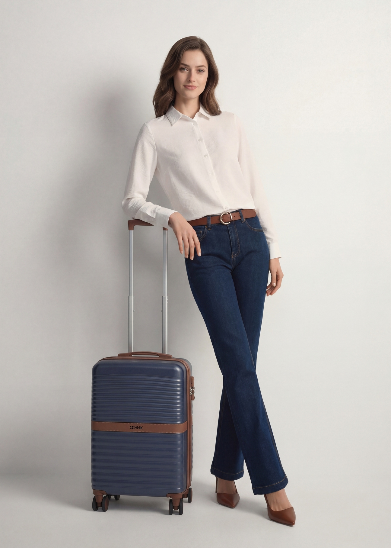 Malý kufor na kolieskach WALAB-0084-7D-19(W26), pohľad spredu na produkt vedľa siluety modelky.