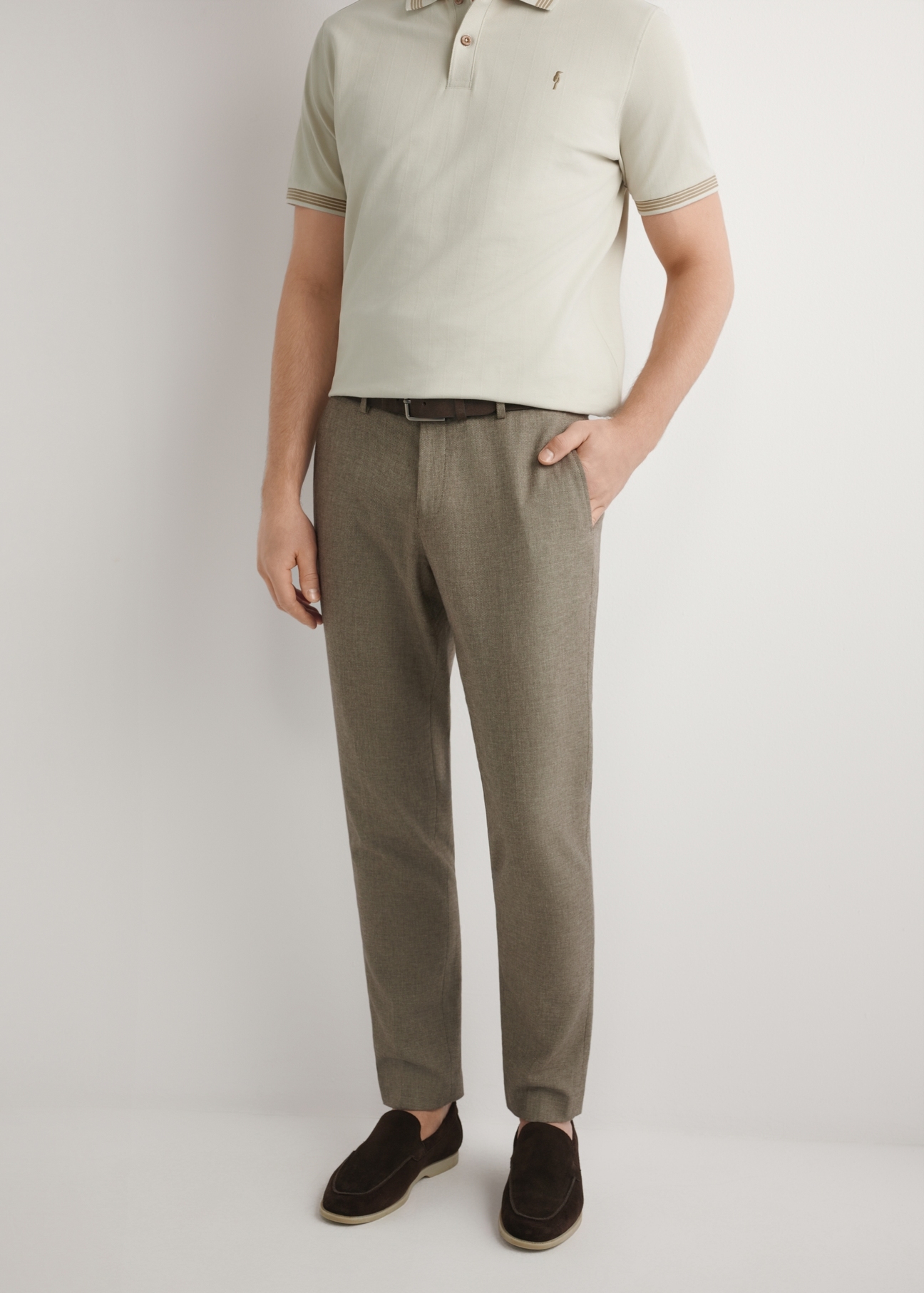 Pánske tmavohnedé oblekové nohavice SPOMT-0098-1I(W26), pohľad spredu na výrobok na modeli. Viditeľná polovica siluety.