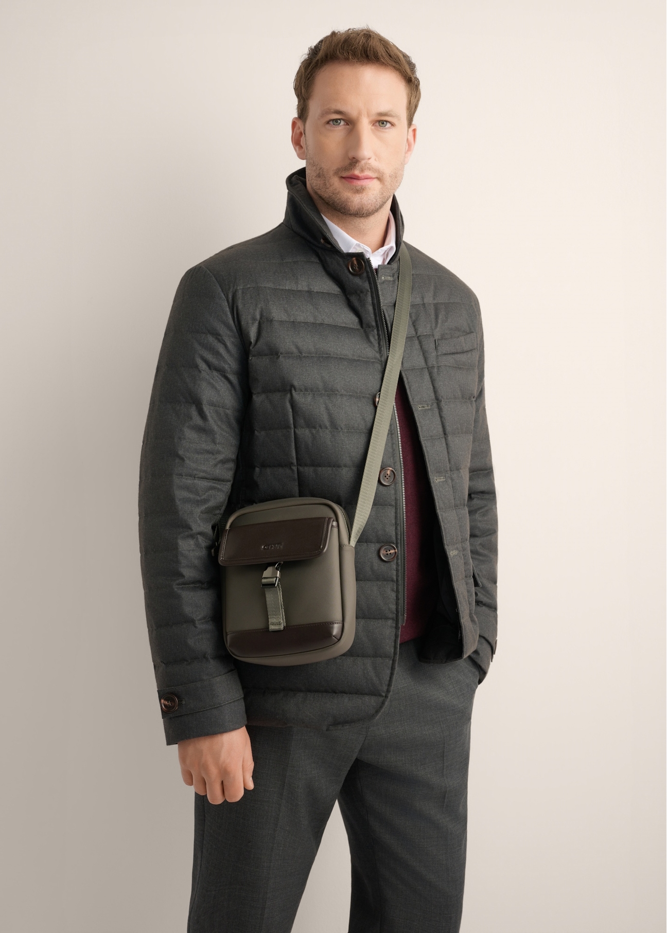 Pánska mestská crossbody kabelka TORMN-0437-8B(Z26), pohľad spredu na modelku na bielom pozadí. Viditeľná polovičná silueta.