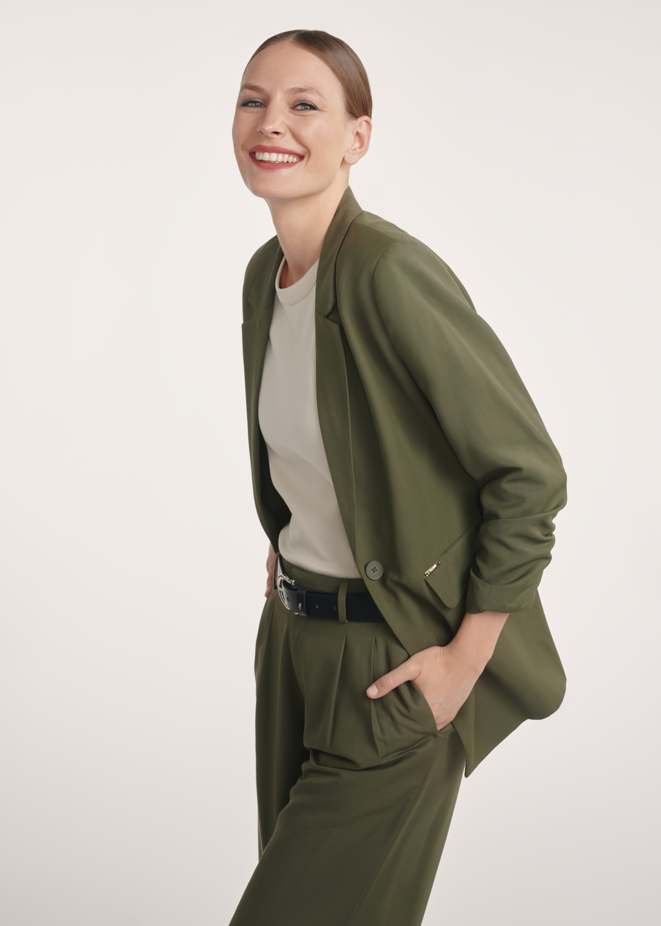 Dámske khaki sako ZAKDT-0043-55(Z25), pohľad na modelku. Viditeľná polovica siluety.