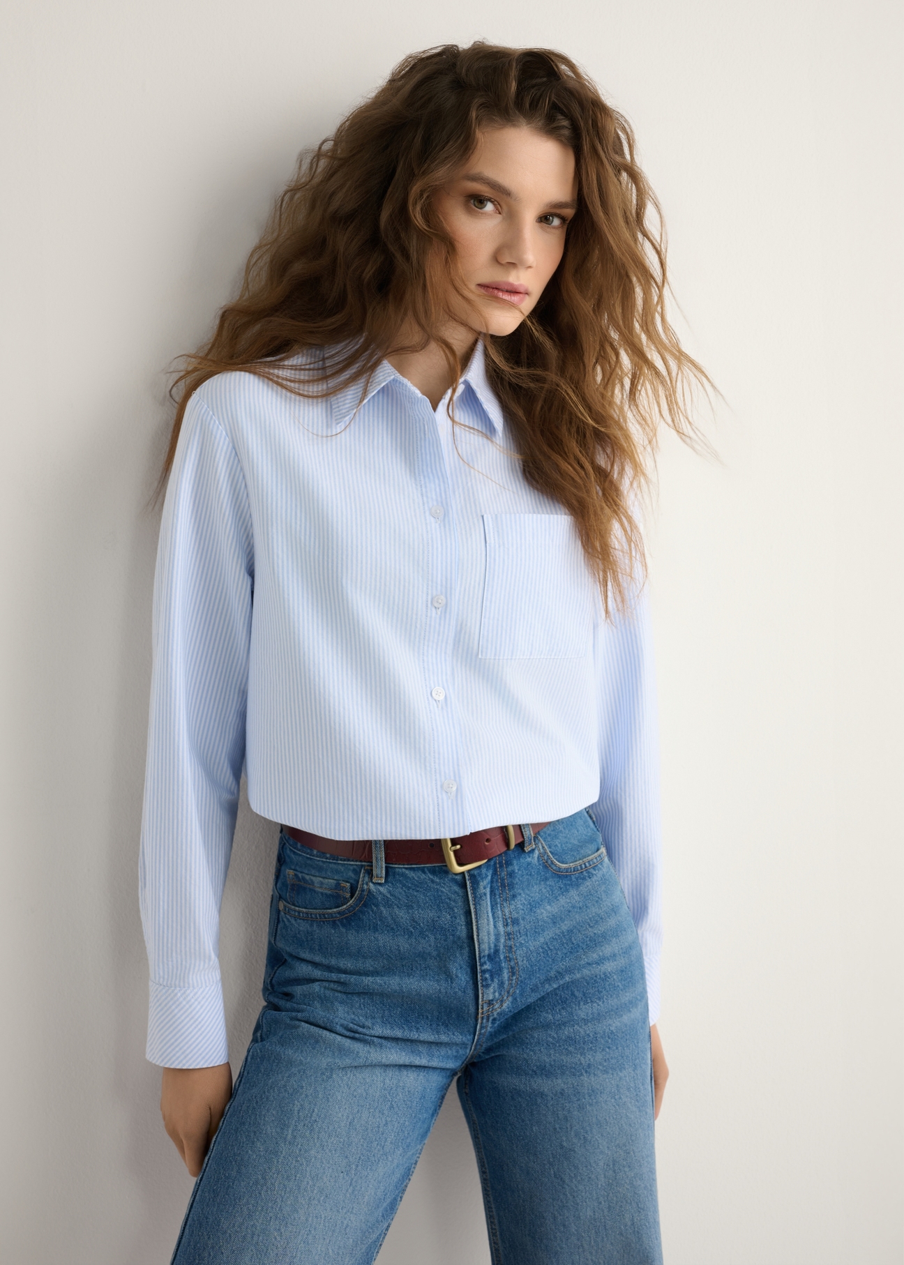 Dámska bavlnená pruhovaná košeľa KOSDT-0184-7A(W26), pohľad spredu na produkt na modelke. Viditeľná polovica siluety.