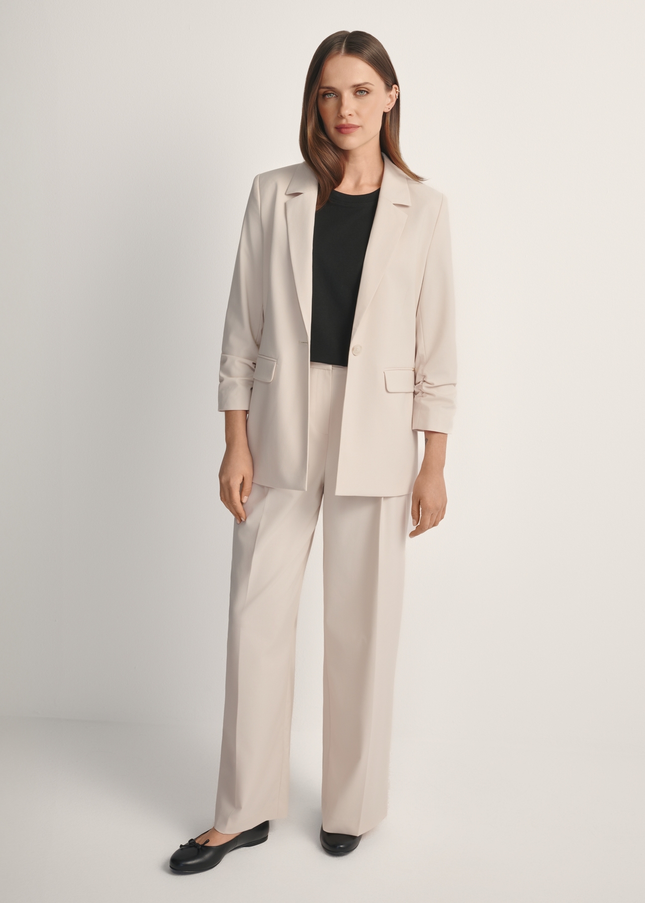 Dámska svetlobéžová bunda ZAKDT-0043-1A(W26), pohľad na produkt spredu na modelke, viditeľná je celá silueta.