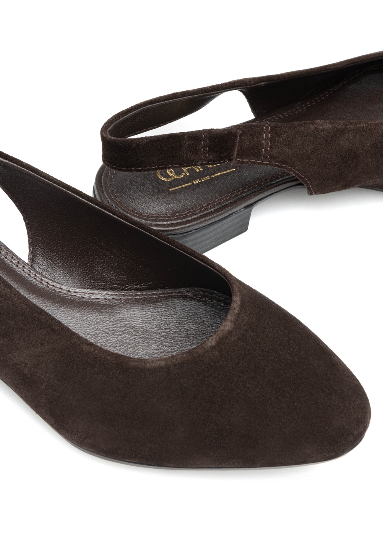 Hnedé dámske balerínky bez podpätku BUTYD-1246-1I(W26), detailný záber na produkt, na bielom pozadí.