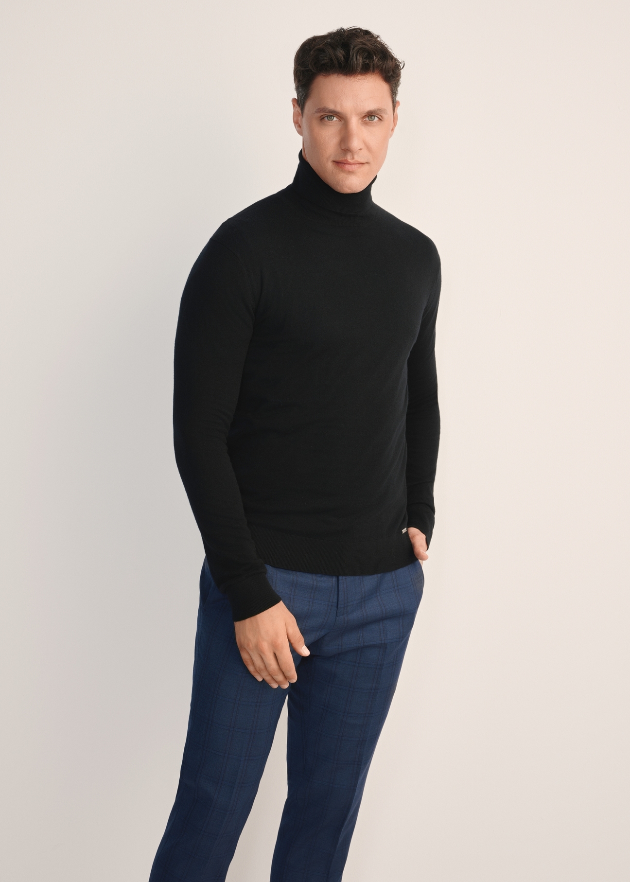 Čierny pánsky rolák SWEMT-0185-99(Z25), pohľad spredu na produkt na modelke. Viditeľná polovica siluety.