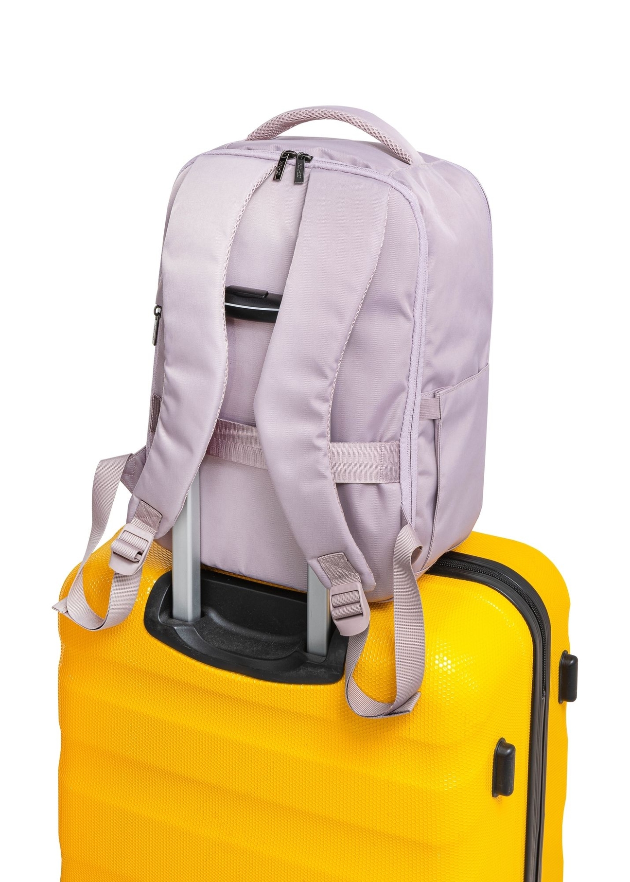 Ružový batoh PLCMN-0014A-31(Z25), pohľad na produkt zozadu na kufri na bielom pozadí.