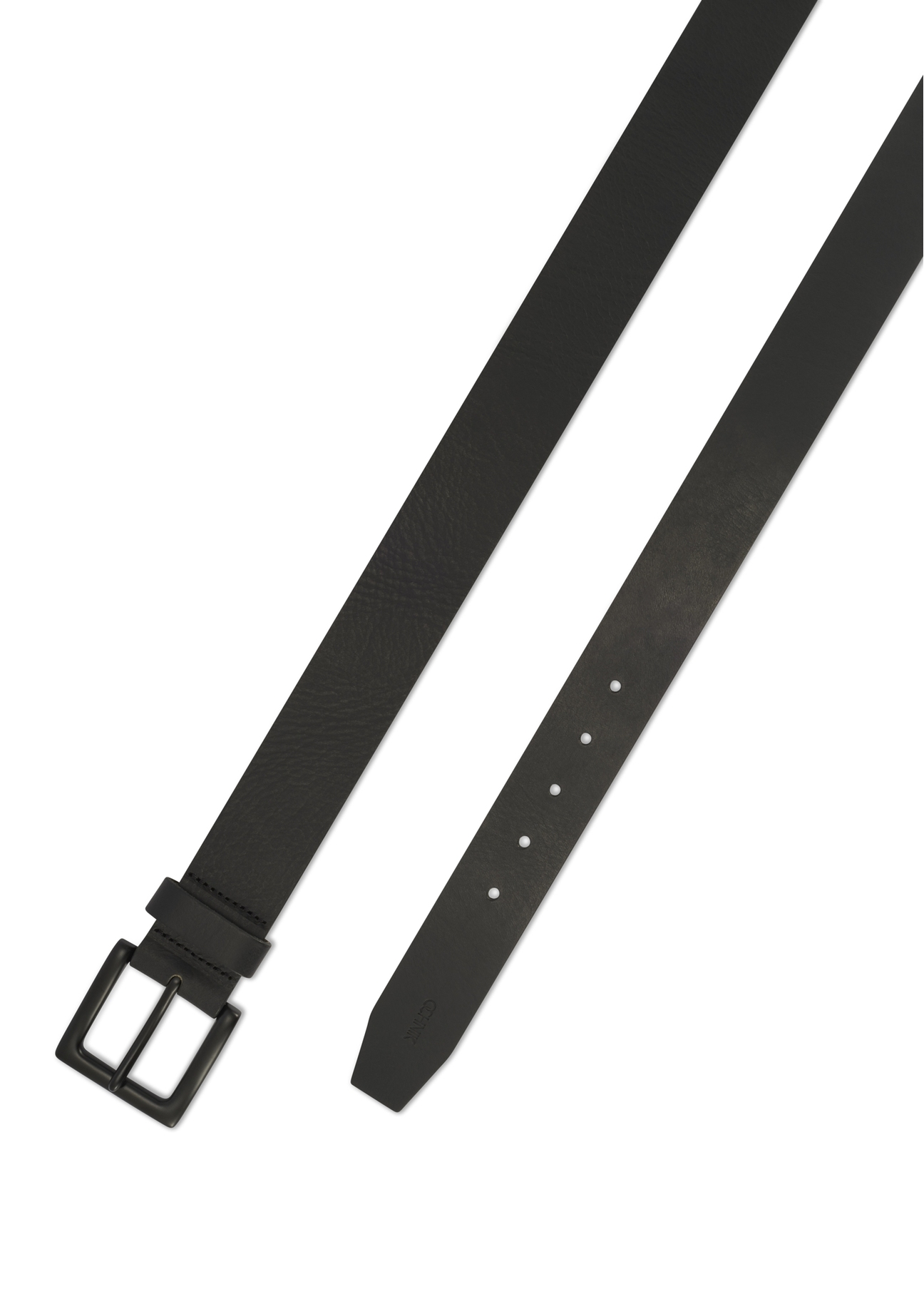 Čierny pánsky kožený opasok PASMS-0271-99(Z25), detailný záber na sponu produktu, pohľad na bielom pozadí.