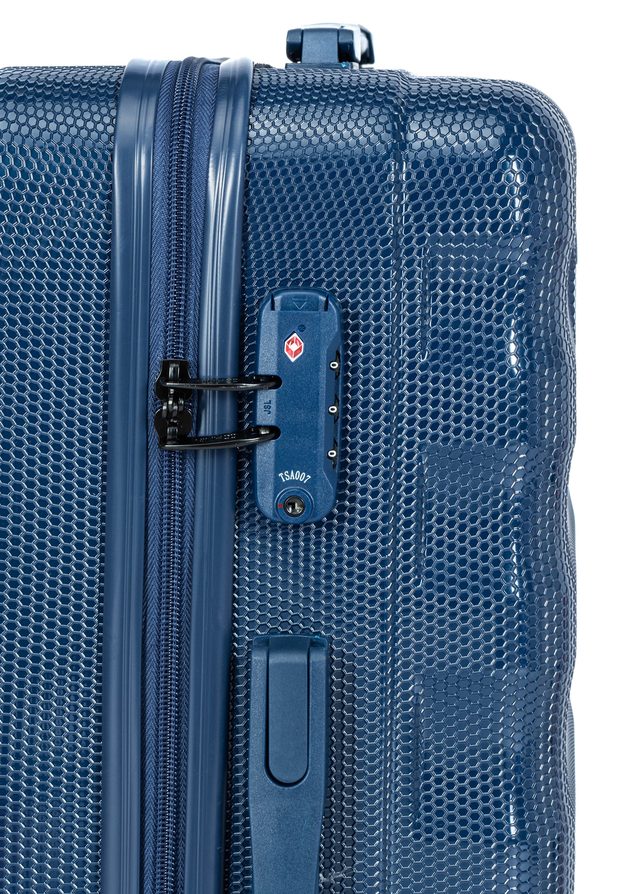 Malý kufor na kolieskach WALPC-0015-7D-19(W26), pohľad na zámok produktu na bielom pozadí.