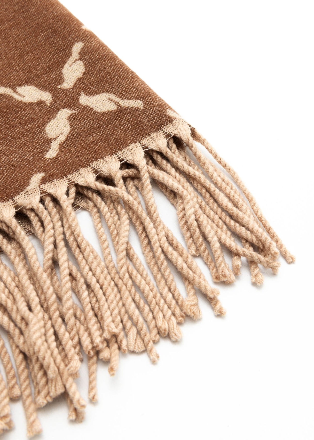 Obojstranná dámska šatka s monogramom SZADT-0206-1D(Z26) - detailný záber na produkt, pohľad na bielom pozadí.