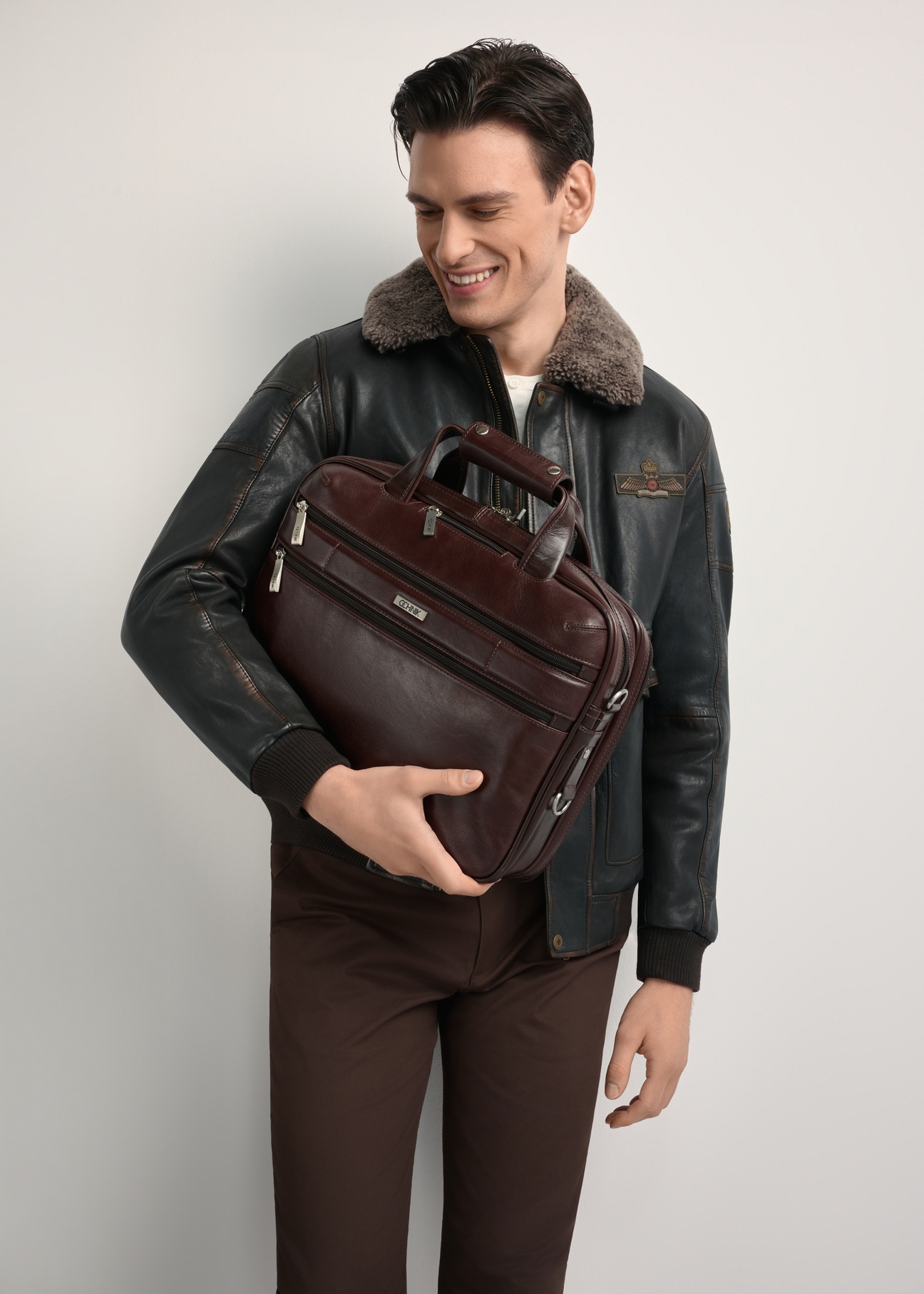 Pánska hnedá kožená taška TORMS-0483-89(Z25) - pohľad spredu na produkt, modelovaný na bielom pozadí. Viditeľná polovičná silueta.