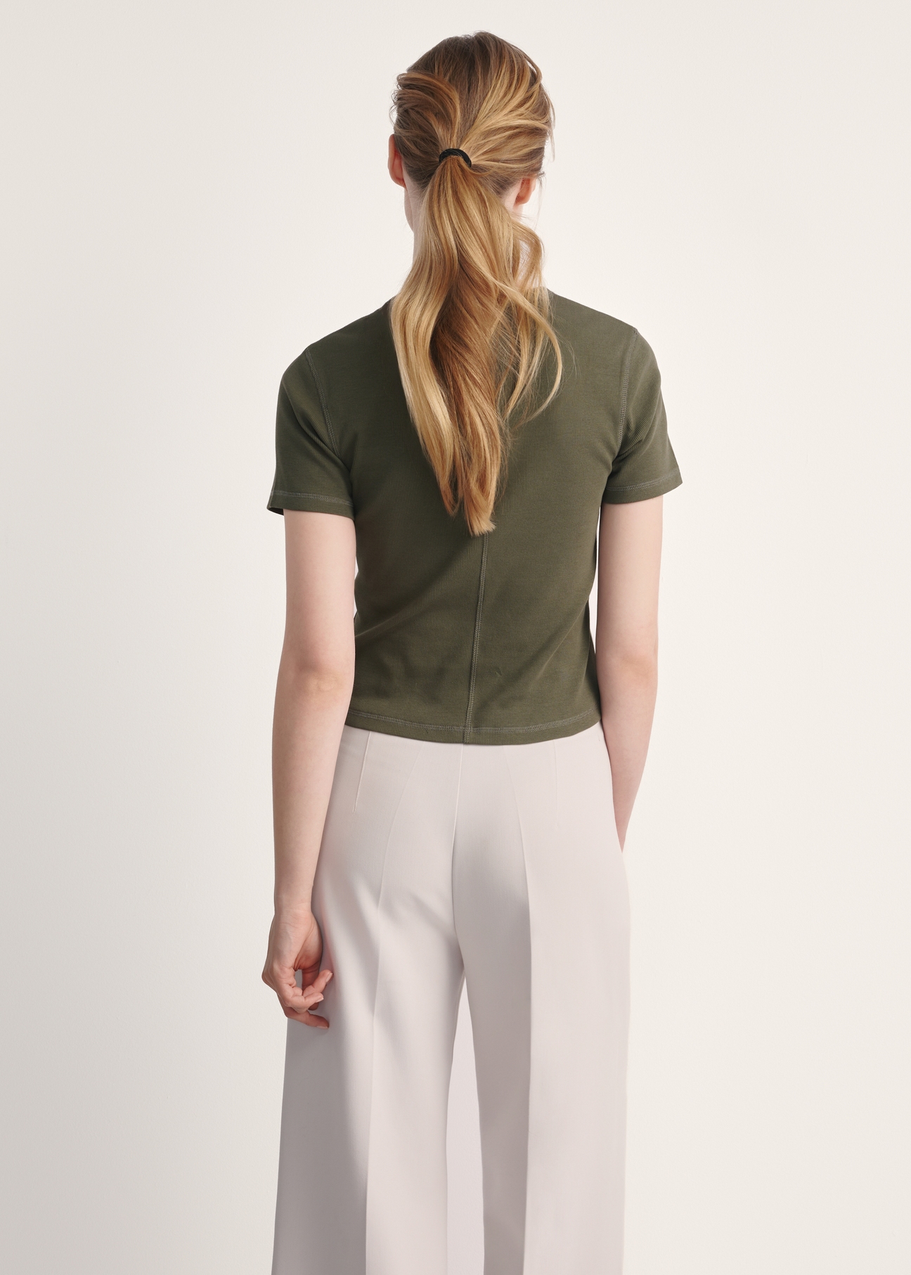 Dámske khaki tričko TSHDT-0145-55(Z25), produkt viditeľný zozadu na modelke, viditeľná je celá silueta.