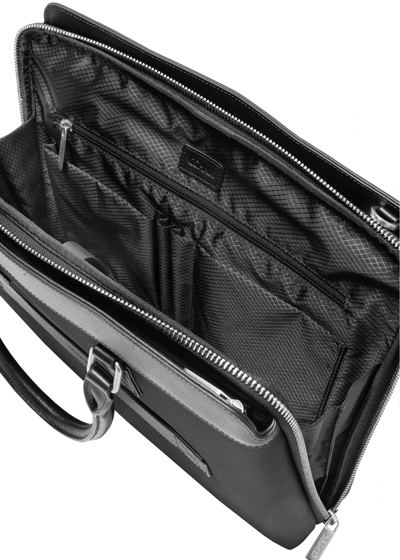 Čierna pánska aktovka TORMN-0375-99(Z25), detailný záber produktu, pohľad na bielom pozadí.