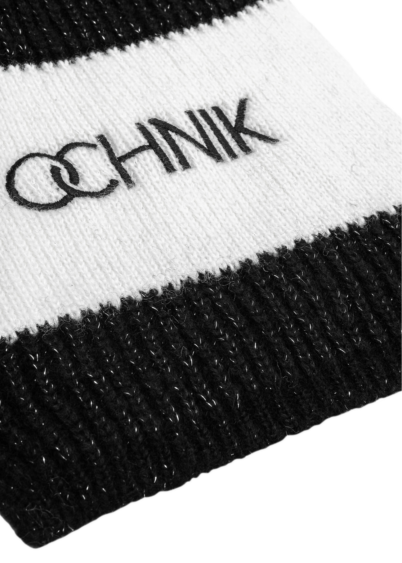 Čierna dámska šatka s logom OCHNIK SZADT-0125A-99(Z25), detail produktu, pohľad na bielom pozadí.