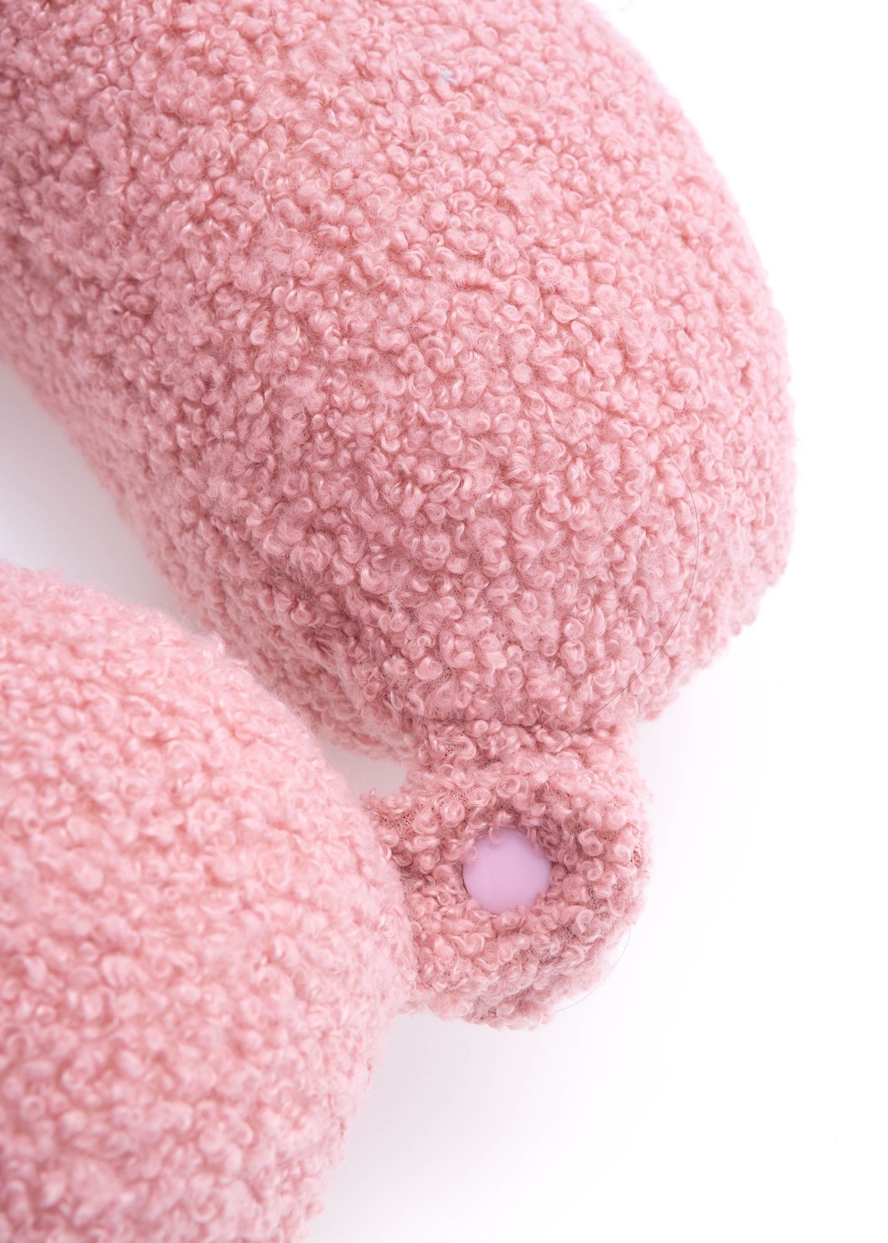 Mäkká ružová opierka hlavy AW-014-0003-31(W25), pohľad na sponu produktu zozadu, bez obalu na bielom podklade.