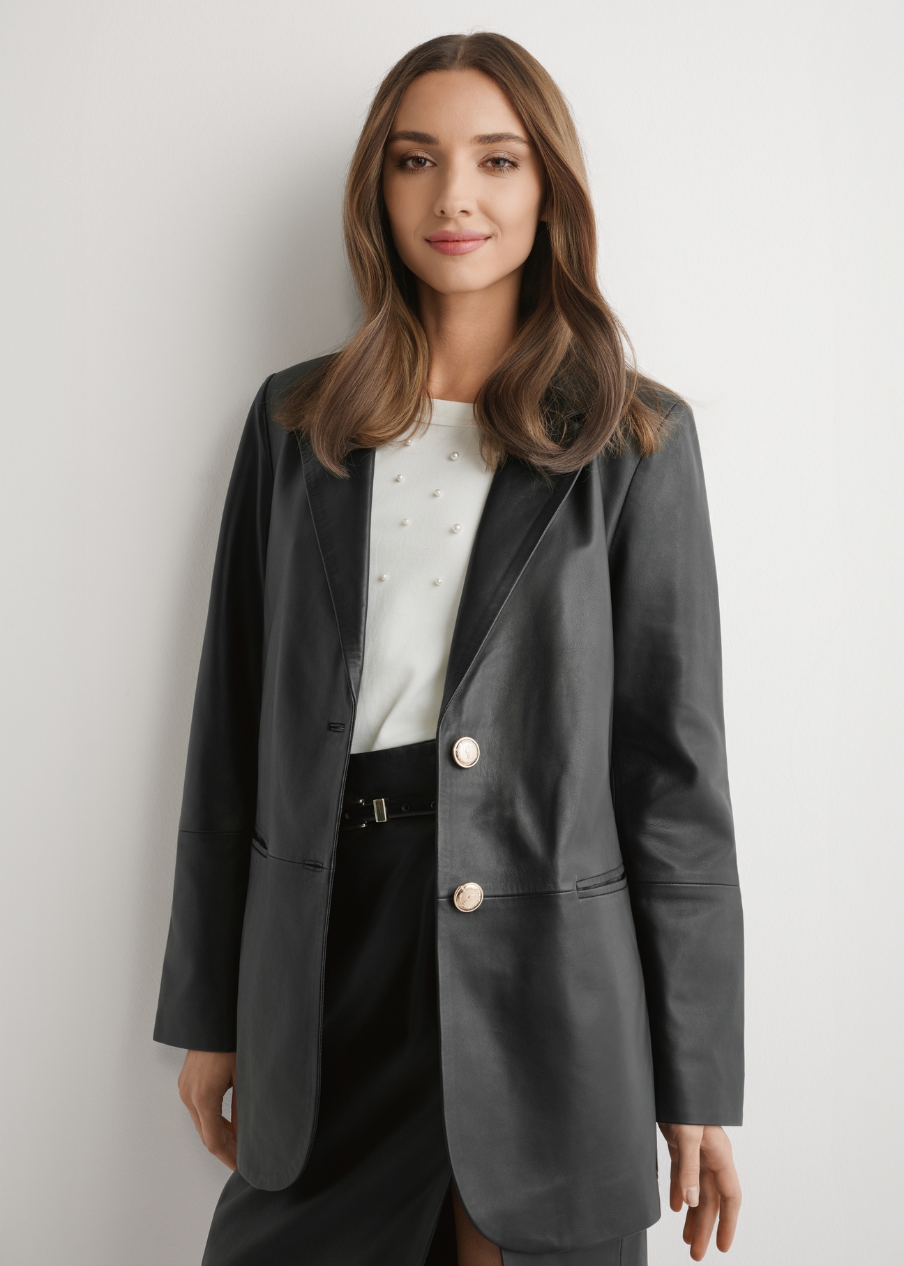 Dámska čierna kožená bunda KURDS-0606-99(W26) - pohľad spredu na produkt, modelovaná, na svetlom pozadí. Viditeľná silueta po kolená.