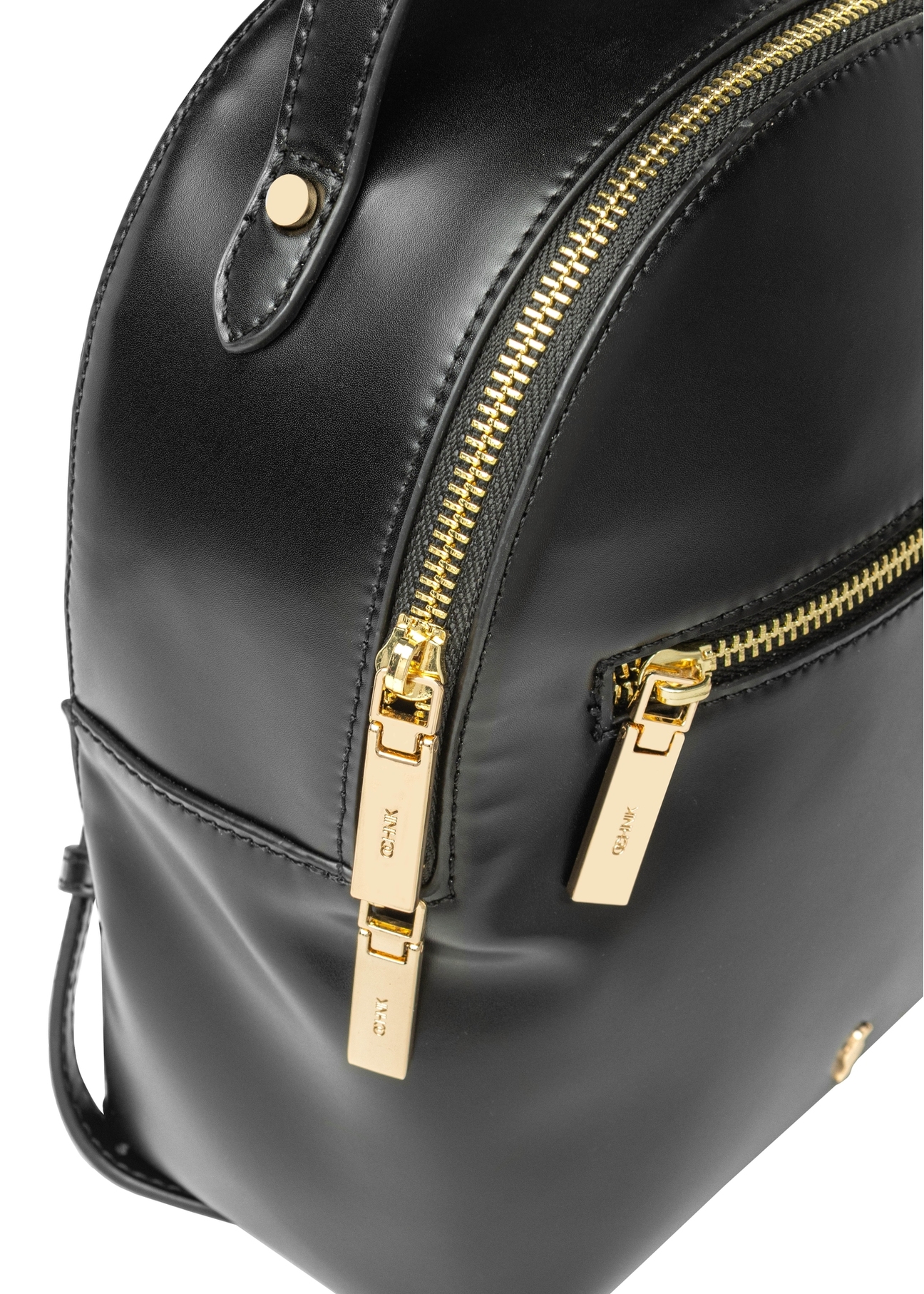 Malý čierny dámsky batoh TOREC-1128-99(W26), detailný záber na odnímateľný popruh produktu, pohľad na bielom pozadí.