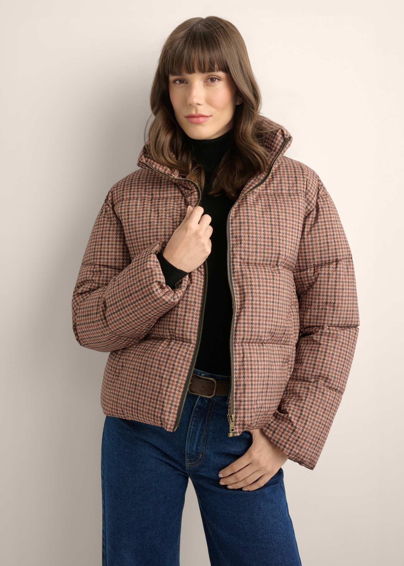 Dámska krátka béžovo-hnedá bunda KURDT-0670-1P(Z26), pohľad spredu na produkt na modelke. Viditeľná polovica siluety.