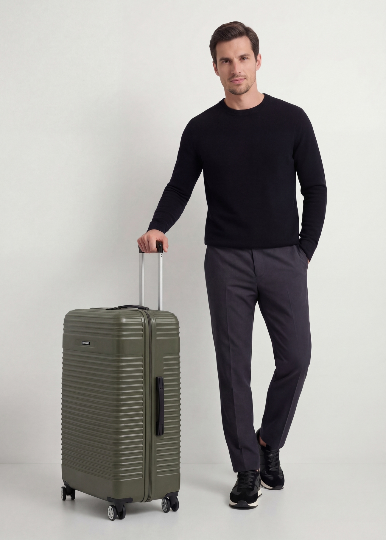 Veľký kufor na kolieskach WALAB-0040-8D-28(W26), pohľad na produkt diagonálne vedľa modelu, viditeľná je celá silueta.