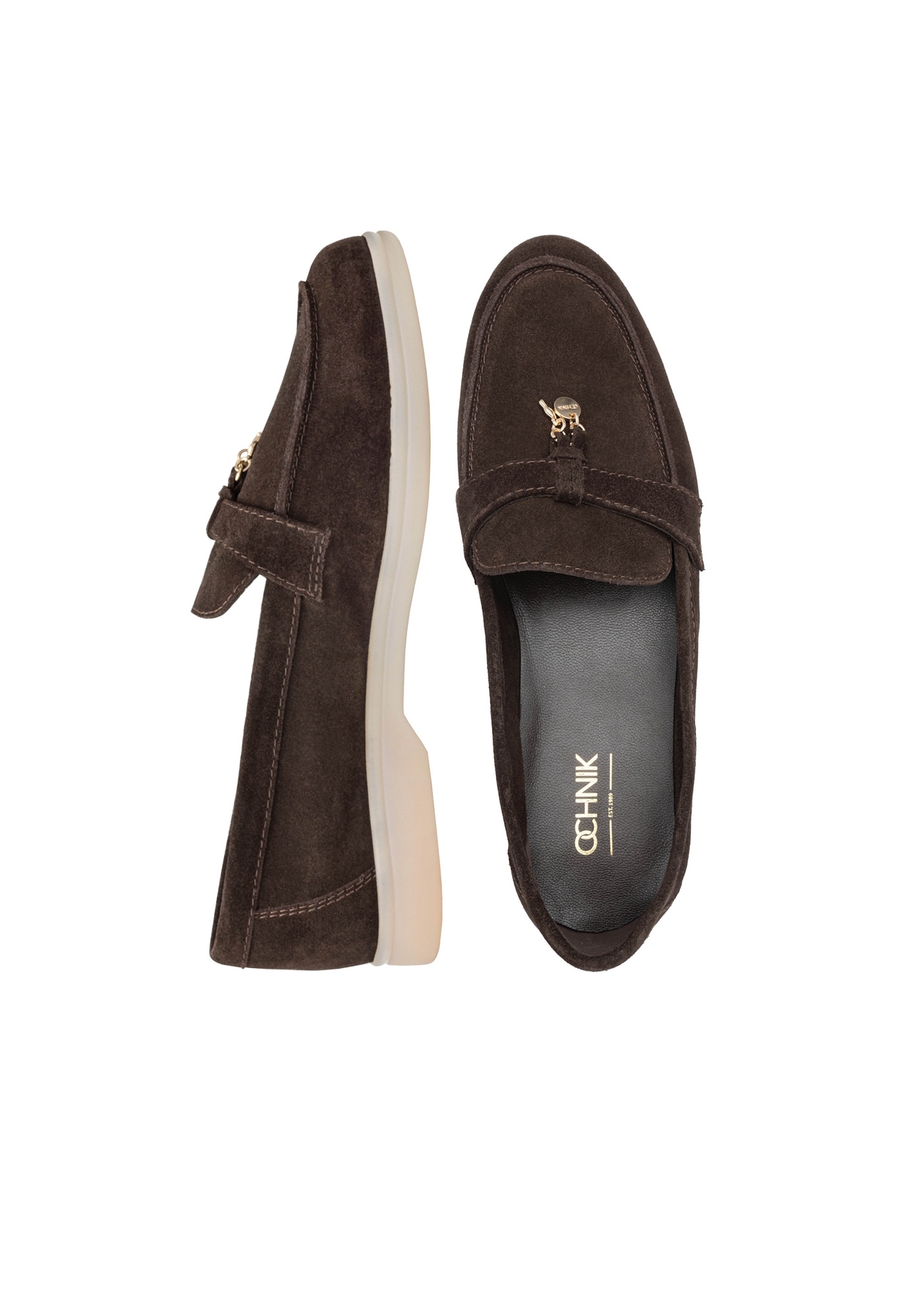 Dámske tmavohnedé kožené mokasíny BUTYD-1256-1I(W26), pohľad na produkt zhora na bielom pozadí.