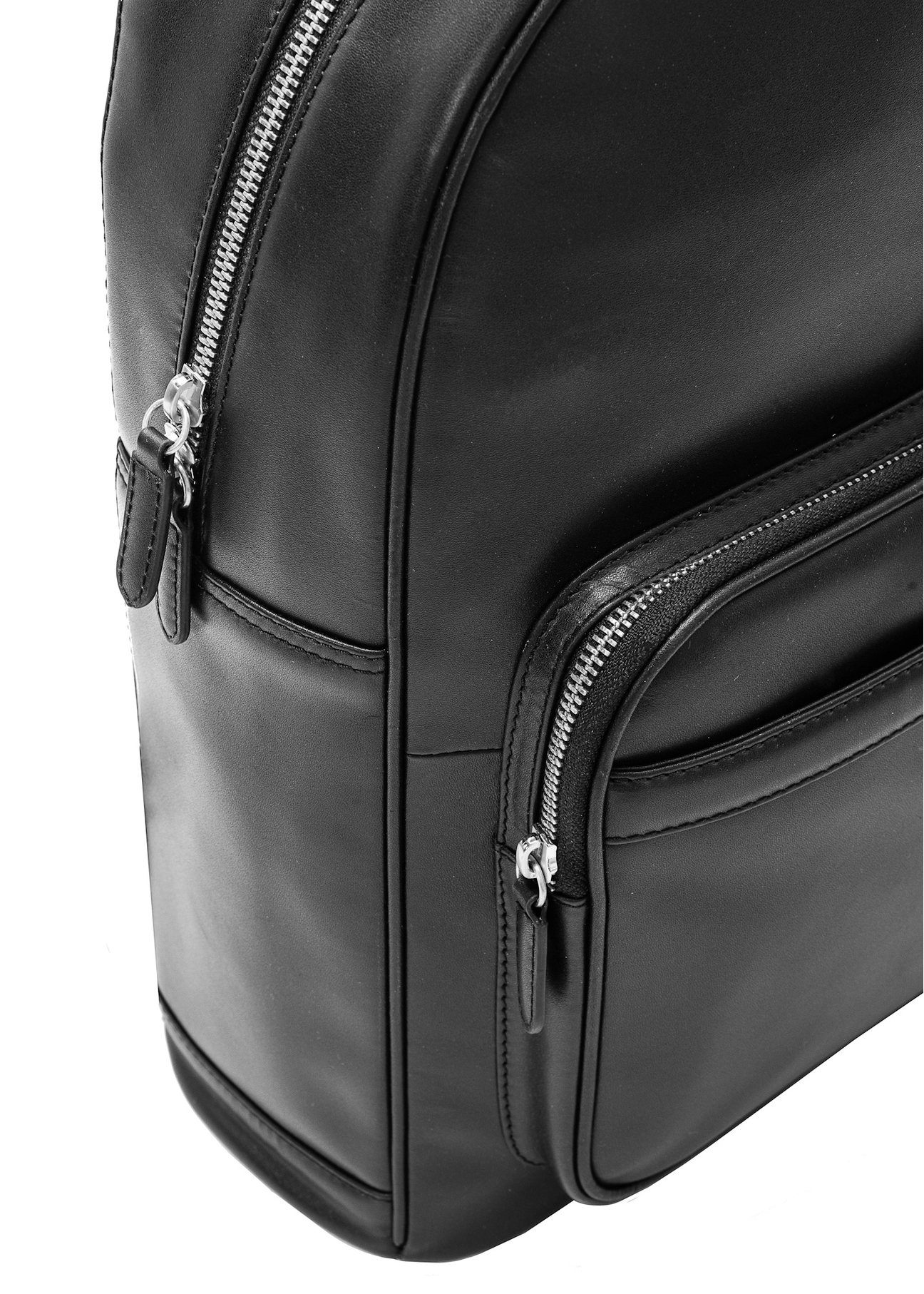 Čierny kožený pánsky batoh TORMS-0472-99(Z25), detailný záber produktu na bielom pozadí.