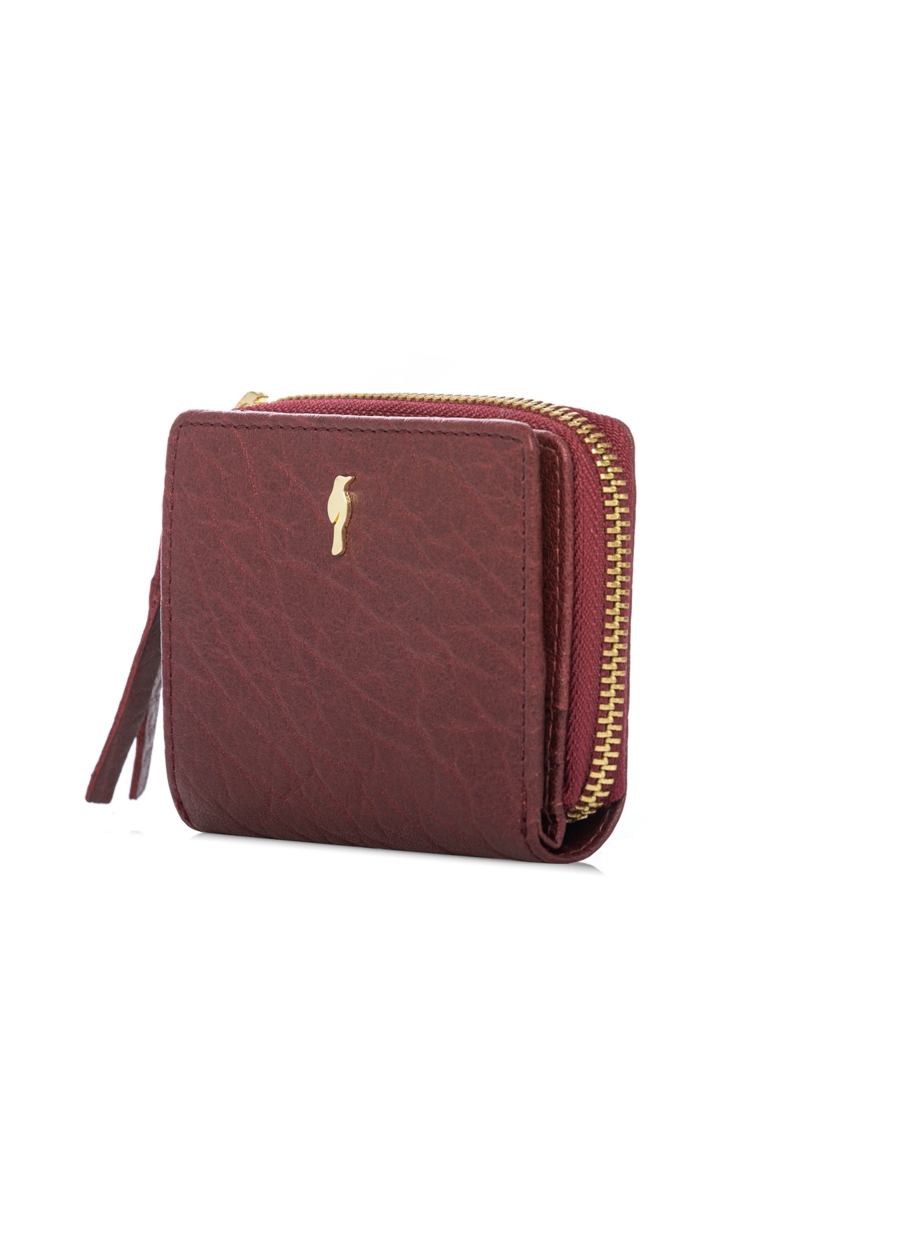 Malá dámska kožená peňaženka červenej farby PORES-0815-4C(W26), diagonálny pohľad na produkt na bielom pozadí.