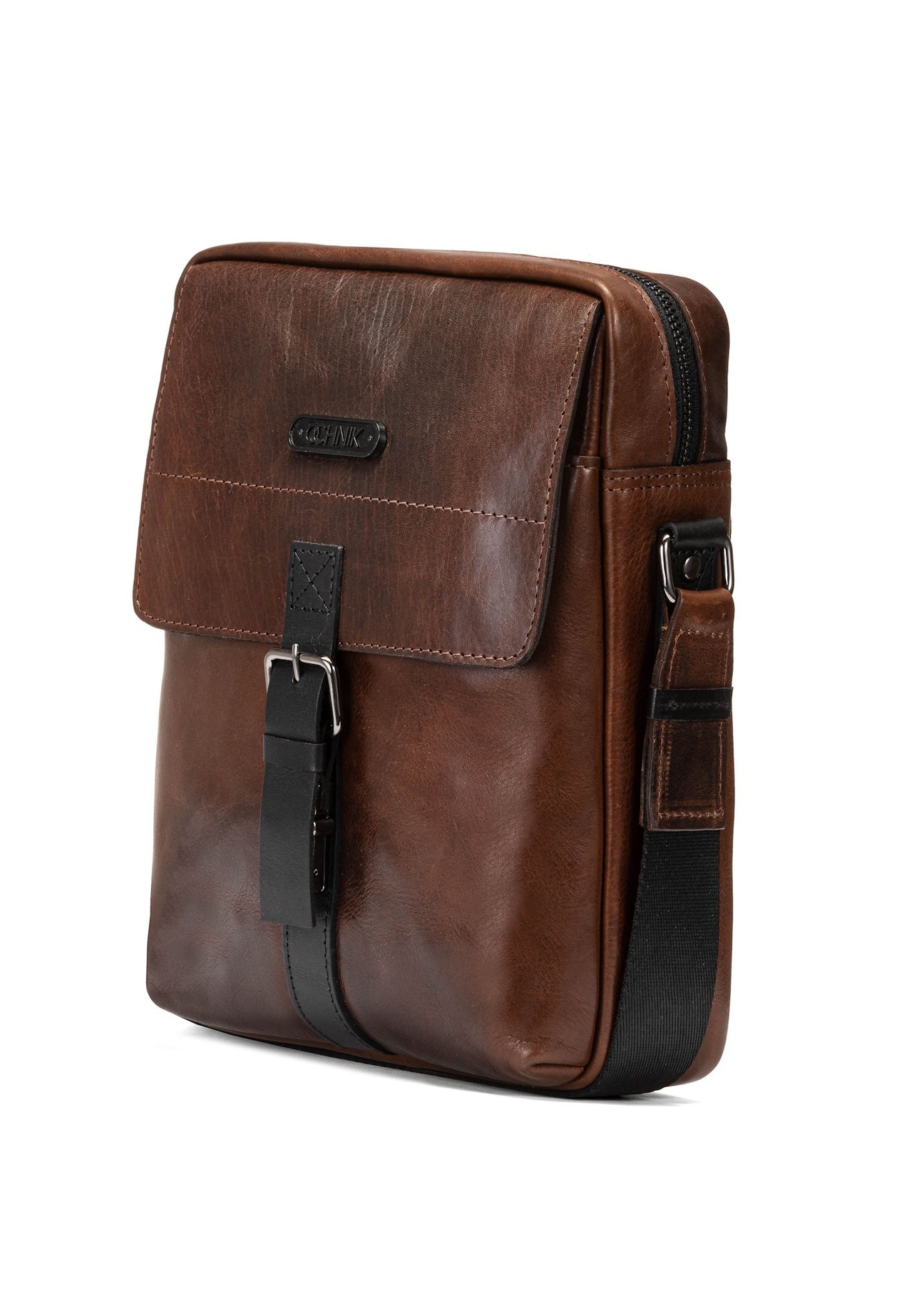 Pánska hnedá kožená taška TORMS-0104-1H(W26), diagonálny pohľad na produkt na bielom pozadí.