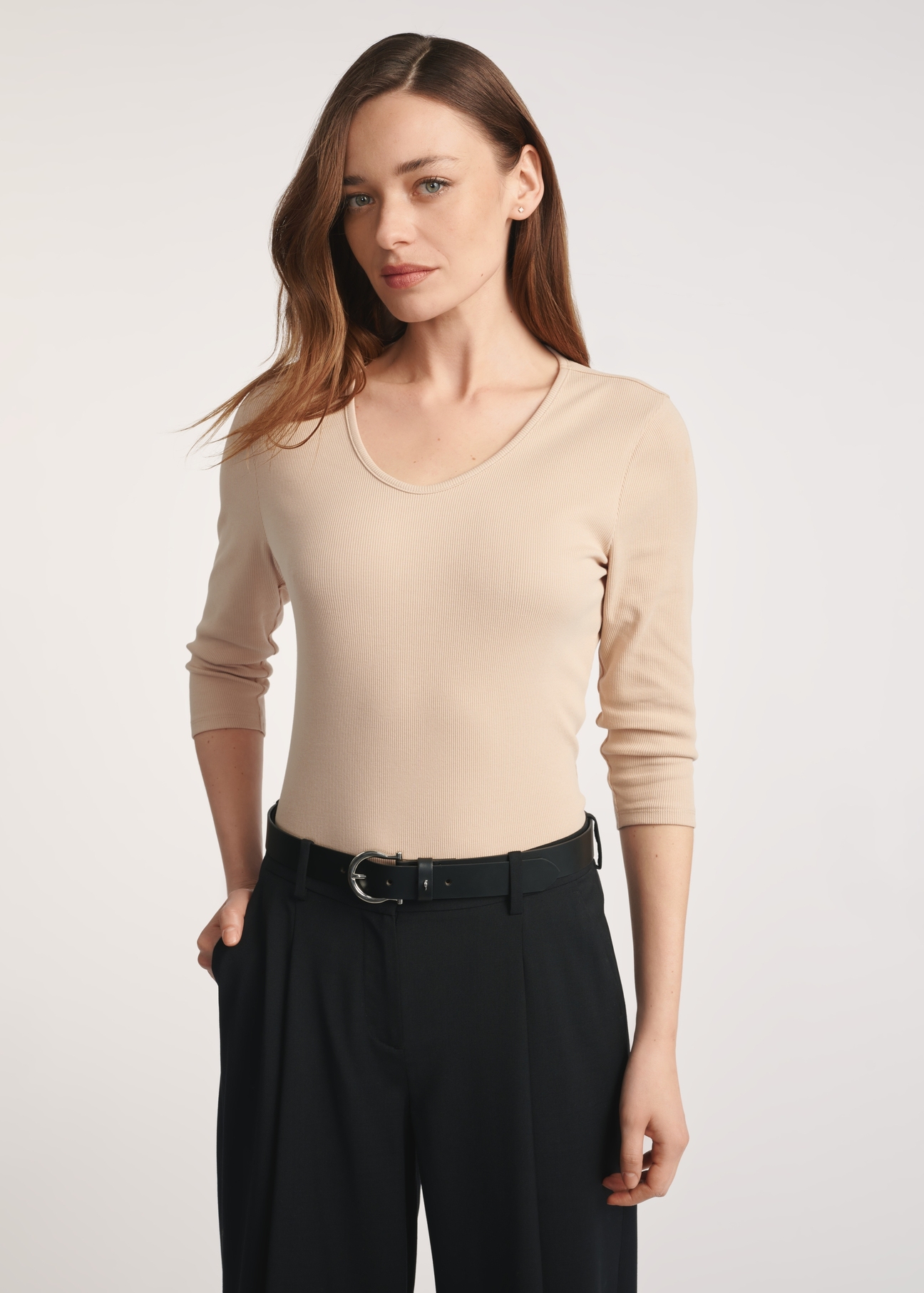 Béžová dámska blúzka s výstrihom do V LSLDT-0036-82(Z25), pohľad spredu na produkt na modelke. Viditeľná polovica siluety.