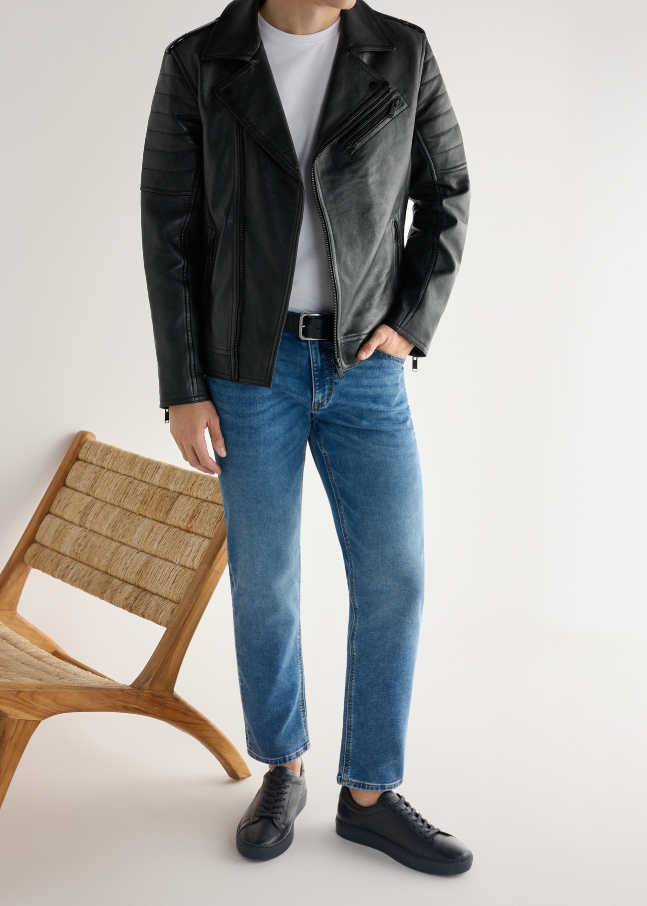 Tmavomodré kožené športové topánky BUTYM-0503A-7E(W26), pohľad spredu na produkt na modelke, viditeľná polovica siluety.